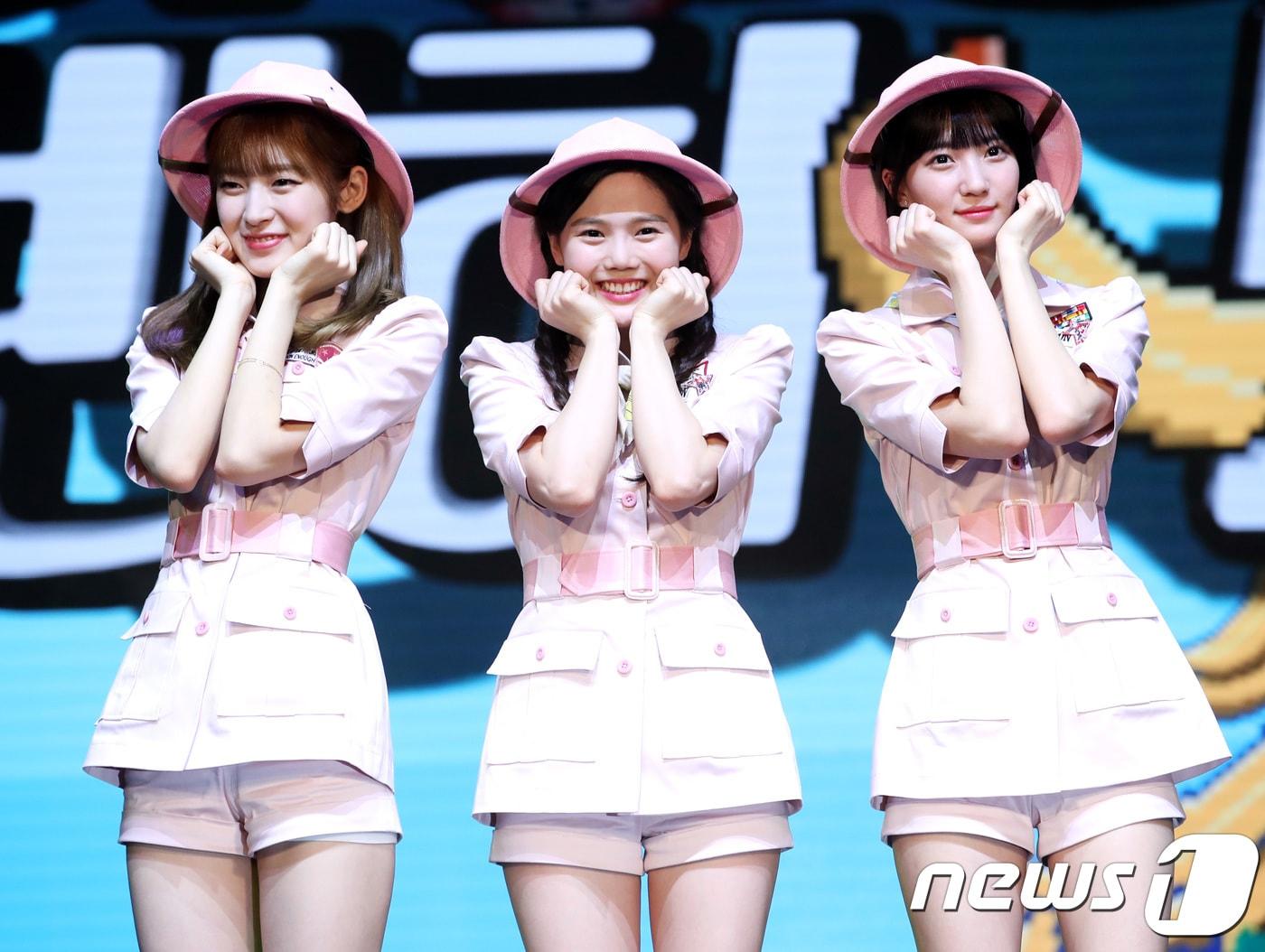 본문 이미지 - 걸그룹 오마이걸 반하나 아린(왼쪽부터), 효정, 비니가 3일 오전 서울 중구 신세계 메사홀에서 진행된 팝업 앨범 '바나나 알러지 원숭이' 발매 기념 쇼케이스에 참석해 포즈를 취하고 있다. 2018.4.3./뉴스1 ⓒ News1 권현진 기자