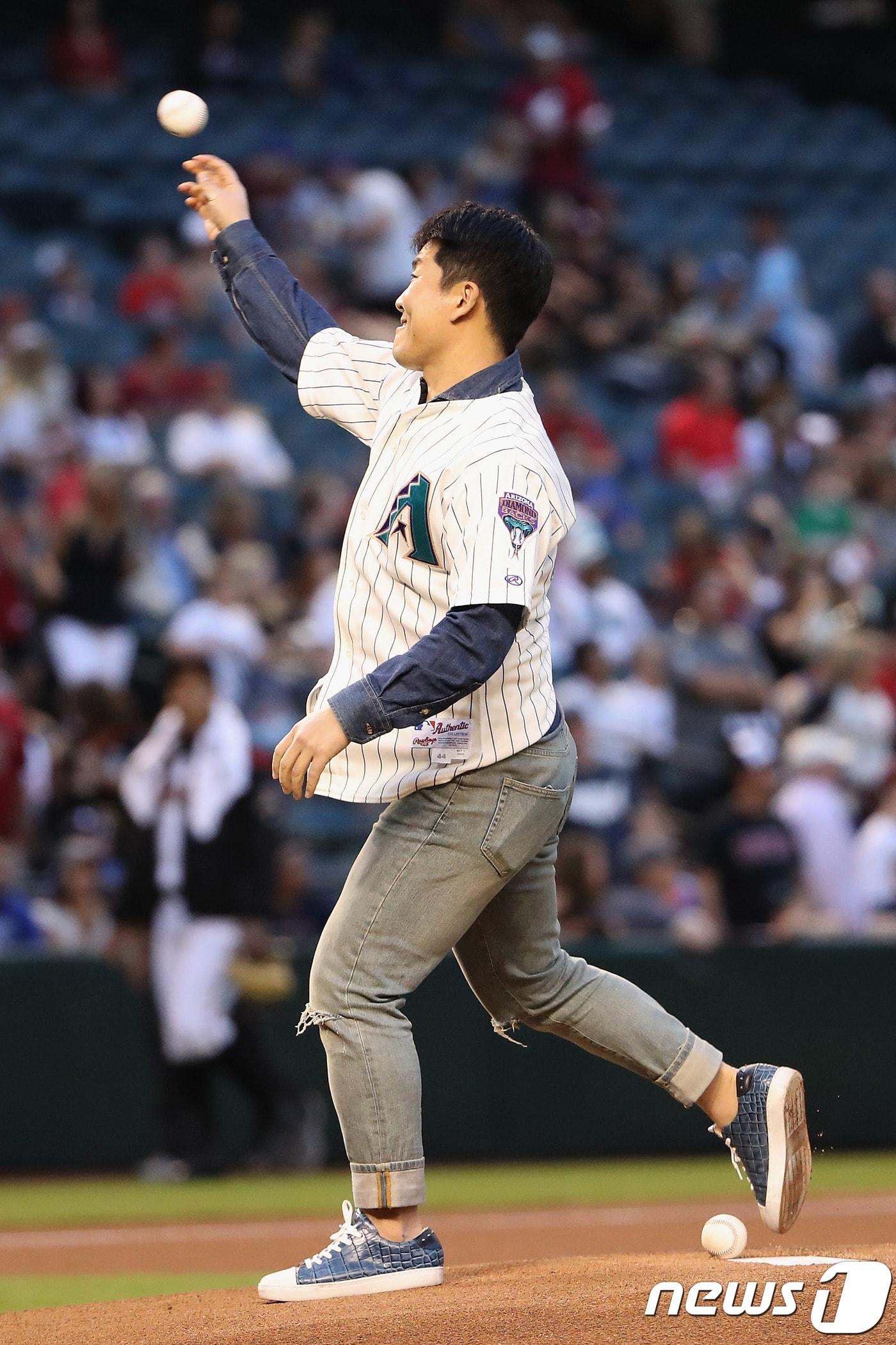 본문 이미지 - 2018년 애리조나 다이아몬드백스 홈 개막전에 시구자로 나선 김병현. ⓒ AFP=News1