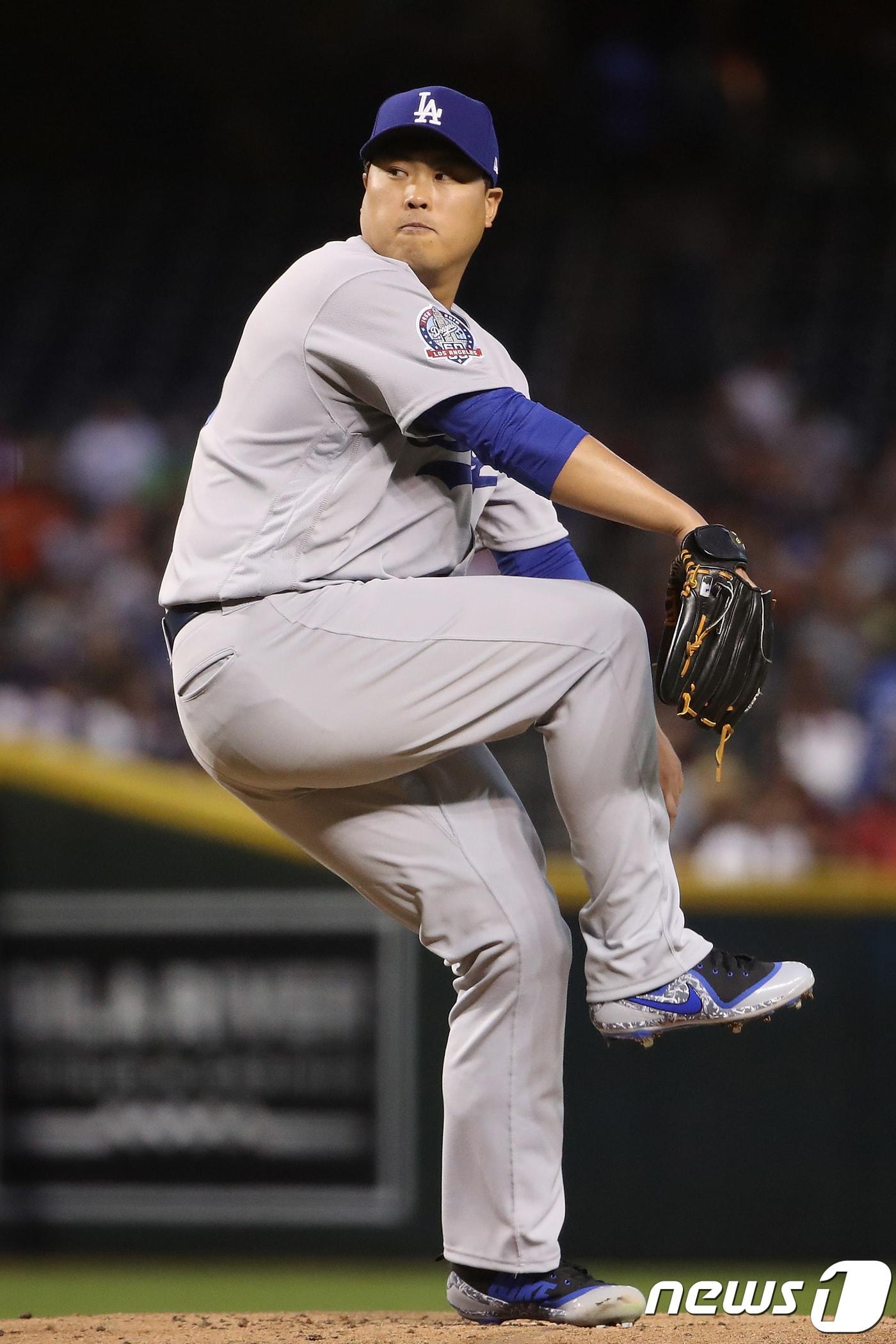 본문 이미지 - LA 다저스 좌완 류현진이 3일(한국시간) 애리조나 체이스필드에서 열린 2018 메이저리그 애리조나 다이아몬드백스전에서 공을 던지고 있다. ⓒ AFP=News1