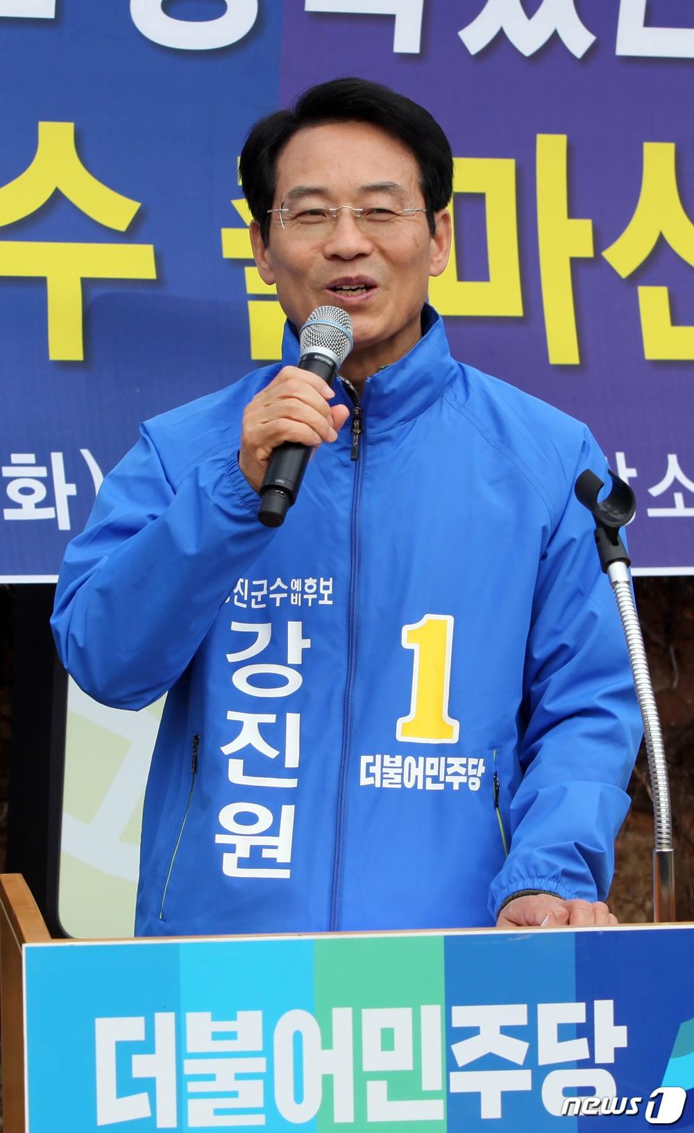 본문 이미지 - 지방선거 출마선언 기자회견을 하는 강진원 강진군수 자료사진.  ⓒ News1