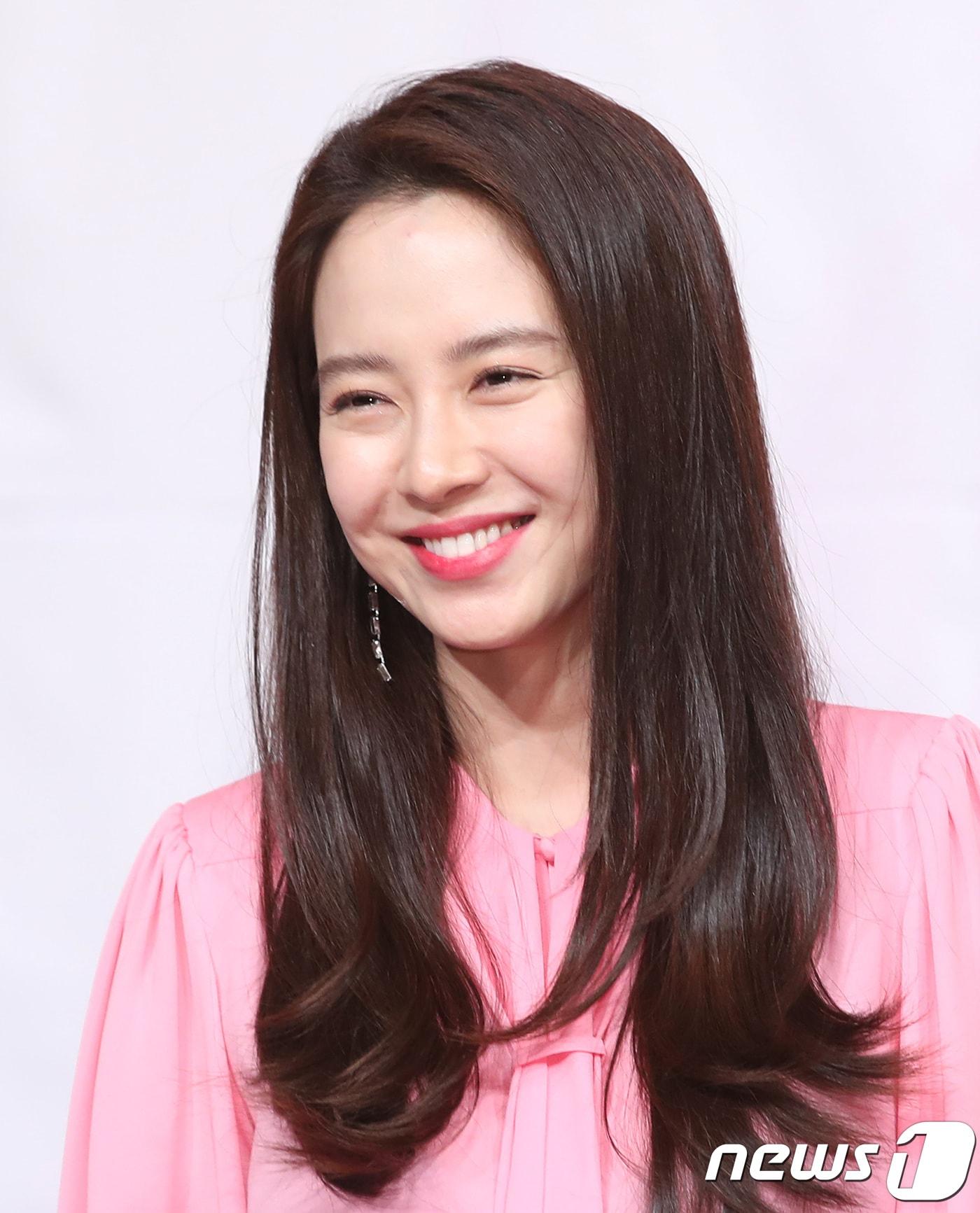 본문 이미지 - 배우 송지효가 3일 오후 서울 영등포 타임스퀘어에서 열린 온스타일 ‘송지효의 뷰티풀 라이프’ 제작발표회에 참석해 미소를 짓고 있다. 2018.4.3./뉴스1 ⓒ News1 권현진 기자