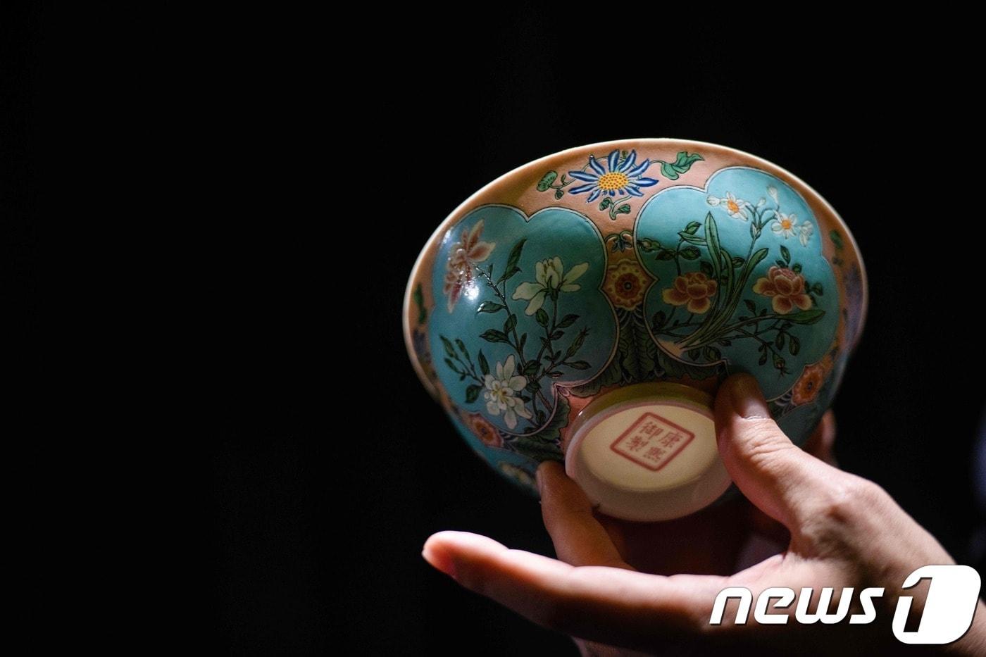 3일(현지시간) 홍콩 소더비 경매에서 낙찰된 청나라 도자기. ⓒ AFP=뉴스1