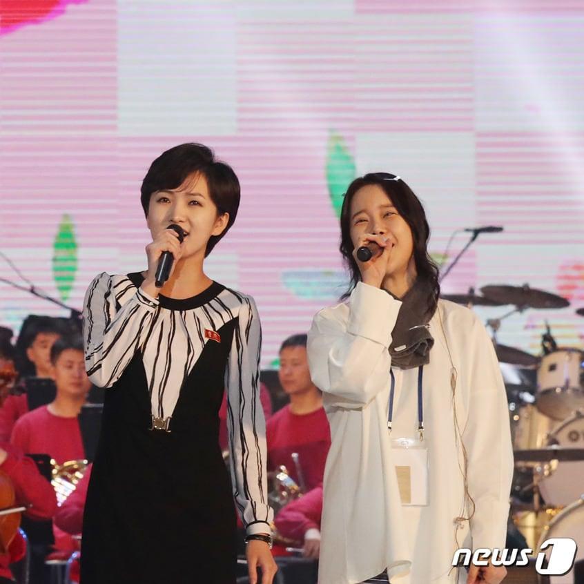 본문 이미지 - (평양=뉴스1) 평양공연 사진공동취재단 .송영(왼쪽)과 백지영이 3일 평양 류경정주영체육관에서 열린 남북합동공연 리허설에서 공연하고 있다. 2018.4.3/뉴스1 ⓒ News1