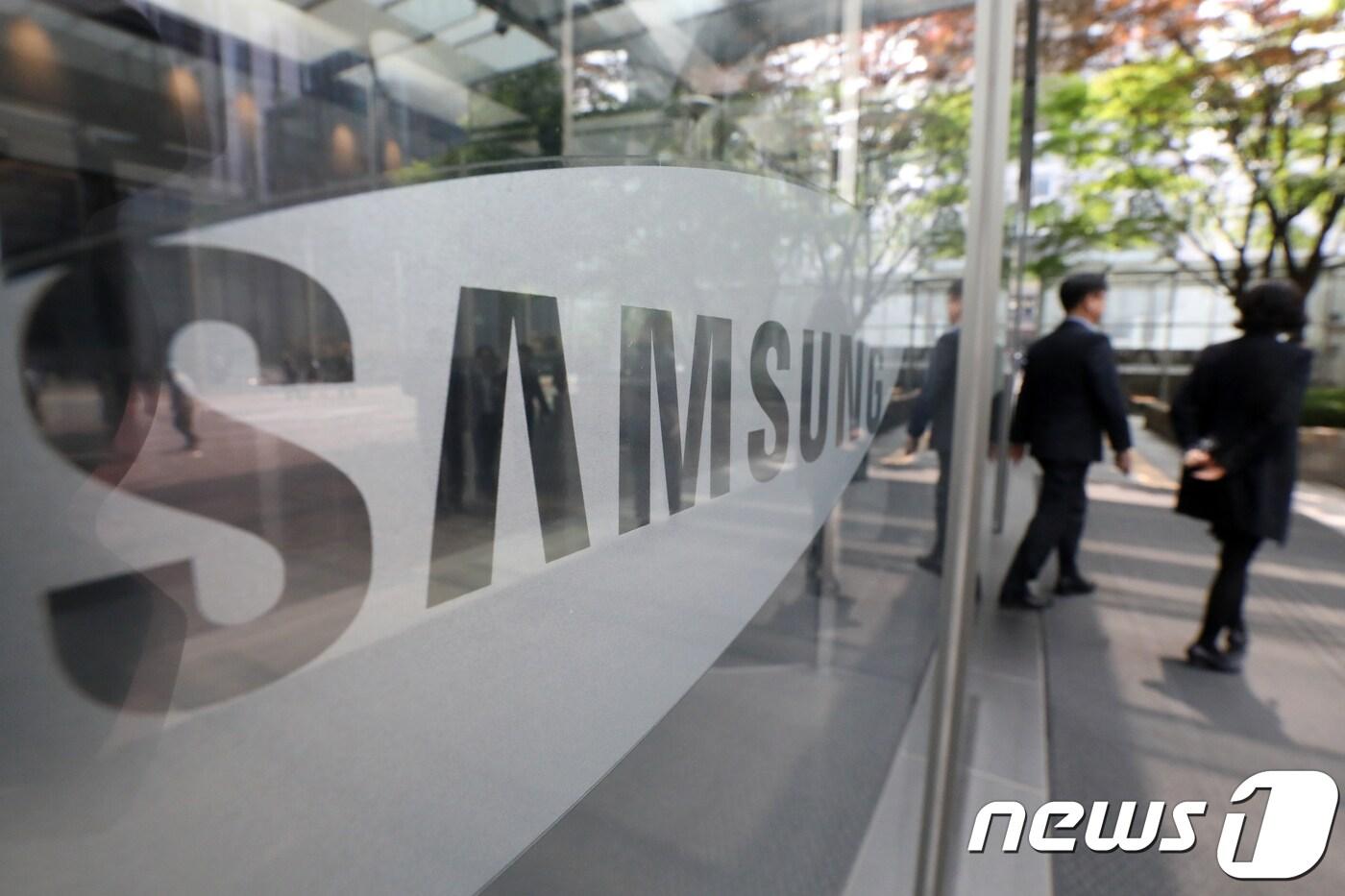 30일 서울 서초구 삼성전자 서초사옥 로비로 직원들이 오가고 있다. 2018.4.30/뉴스1 ⓒ News1 민경석 기자