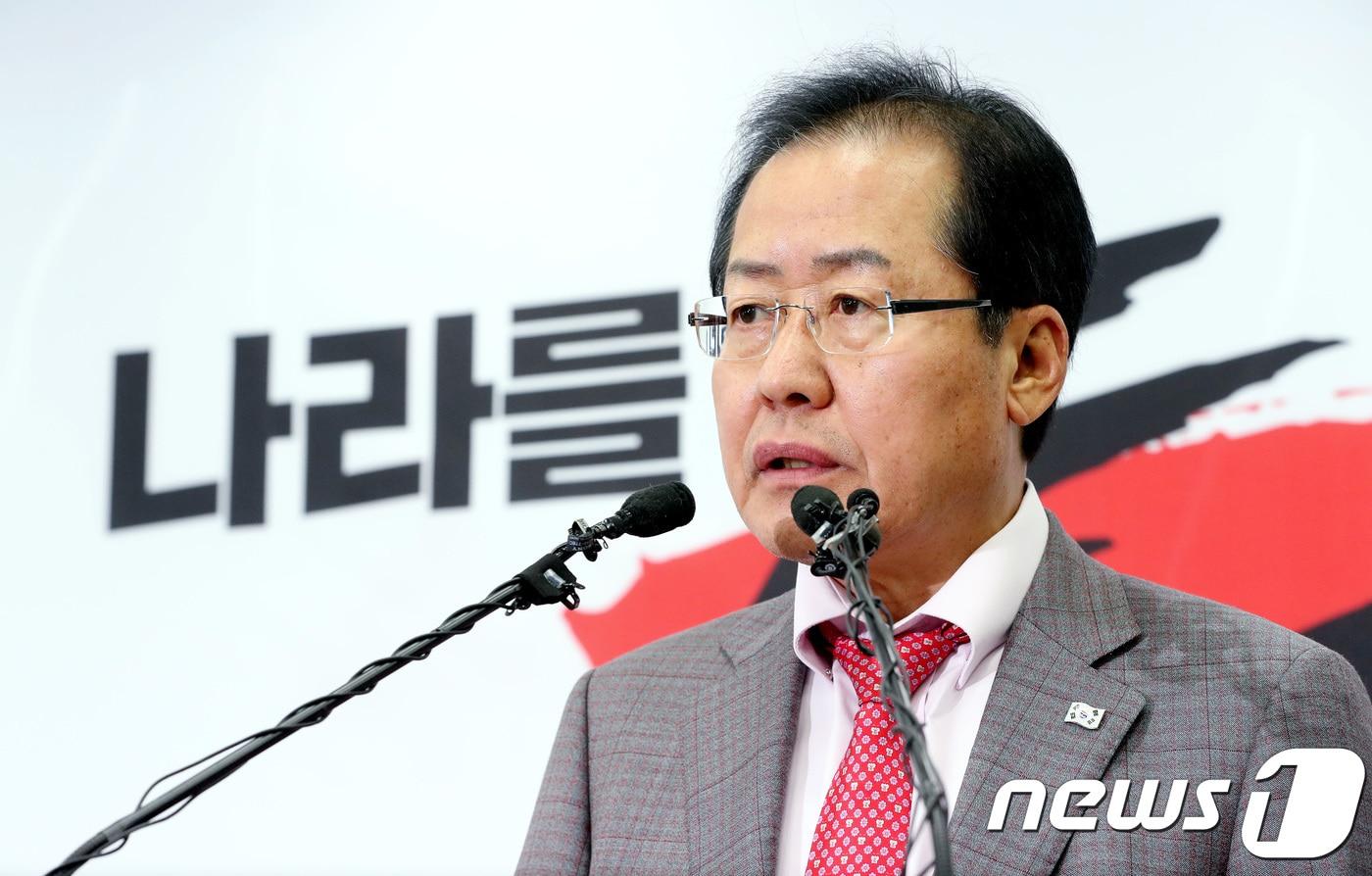 본문 이미지 - 홍준표 자유한국당 대표 . 2018.4.30/뉴스1 ⓒ News1 박정호 기자
