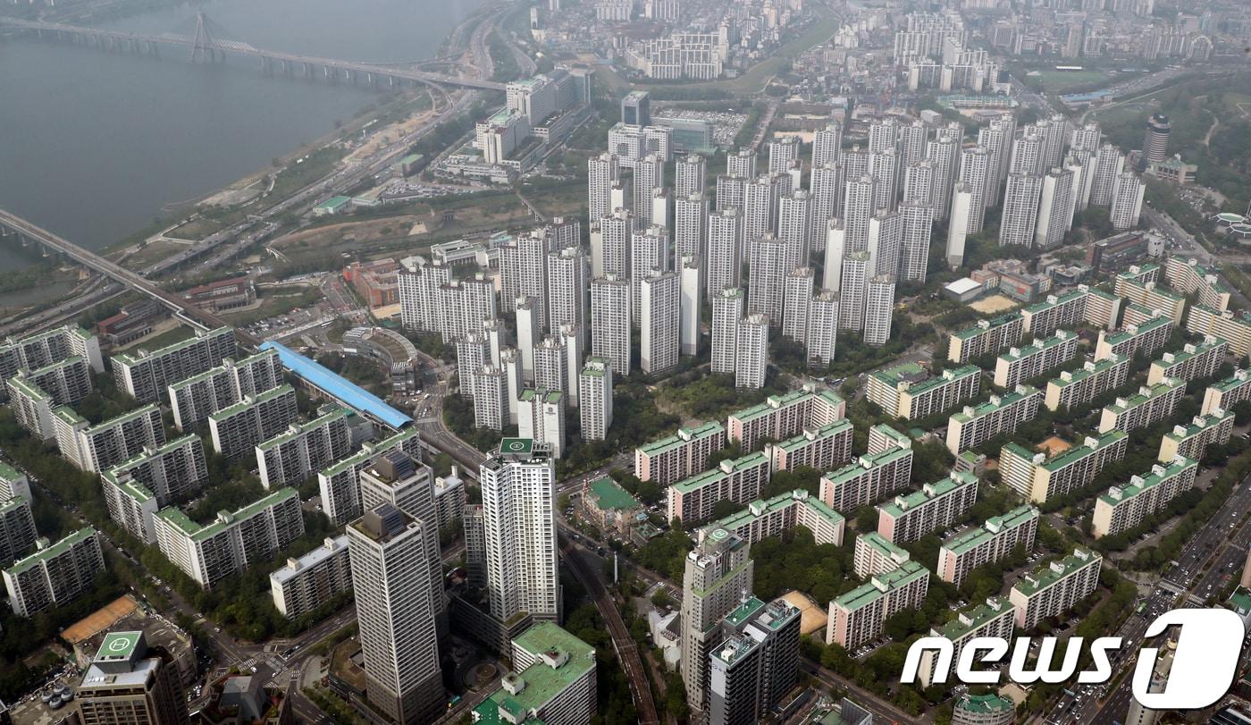 본문 이미지 - 이날 서울시내 아파트 단지. 2018.4.30/뉴스1 ⓒ News1 황기선 기자