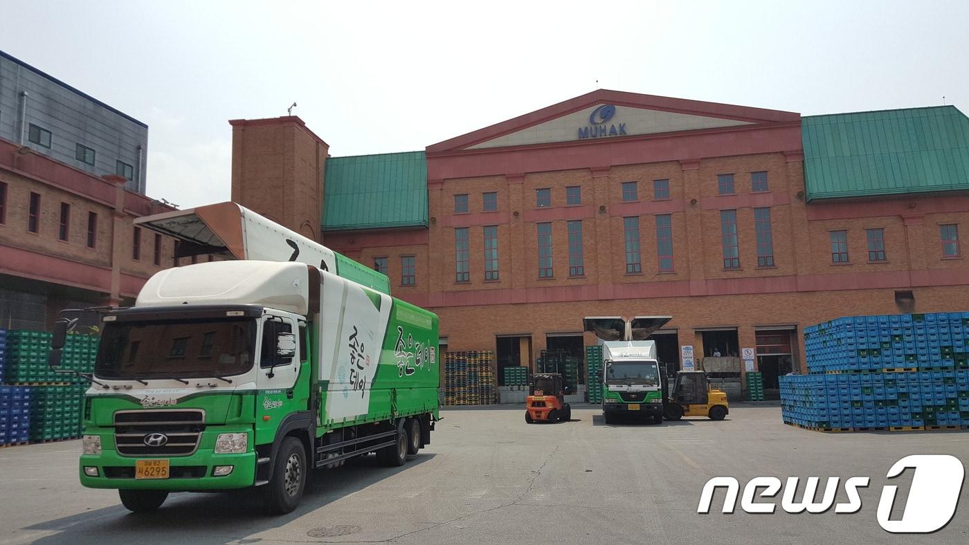 지난 2일 찾은 경남 창원시 마산회원구 내서읍 중리공단 소재 '무학' 창원2공장. 보통 공장의 외관과는 다른 산뜻한 느낌의 주홍 계열 벽돌과 녹색 지붕의 외관을 갖추고 있다.ⓒ News1