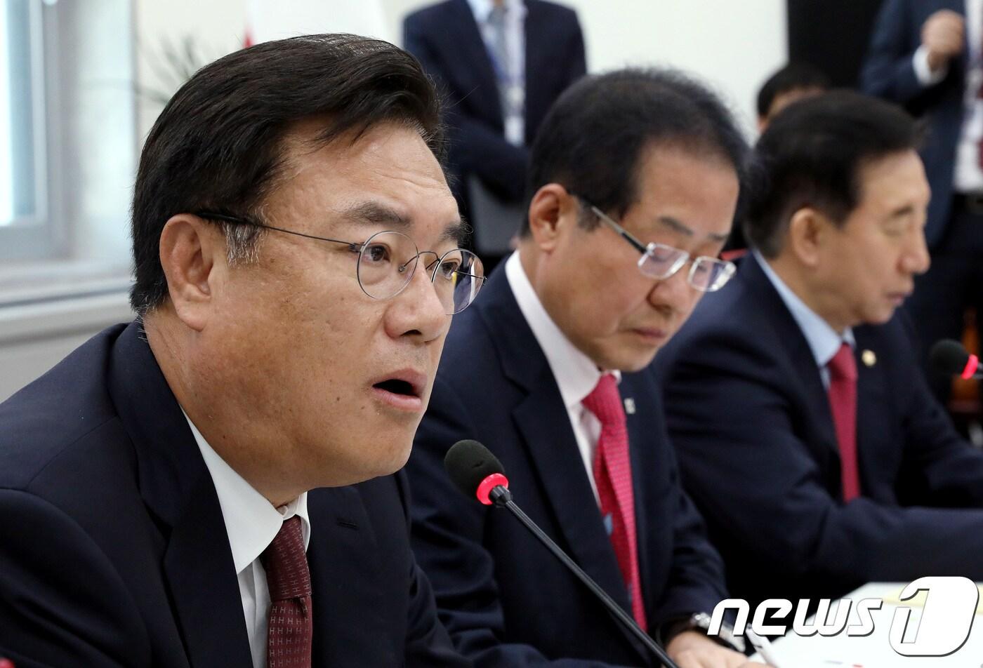 본문 이미지 - 정진석 자유한국당 경제파탄대책특별위원장이 4일 오후 서울 여의도 국회 당대표실에서 열린 '토지공개념 개헌 무엇이 문제인가?' 토론회에서 인사말을 하고 있다. 2018.4.4/뉴스1 ⓒ News1 박정호 기자