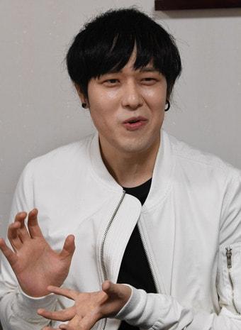 본문 이미지 - 제14회 세계문학상 대상 수상자인 박형근 작가가 4일 오전 서울 종로구의 한 식당에서 기자들을 만나 소감을 말하고 있다. (나무옆의자 제공)