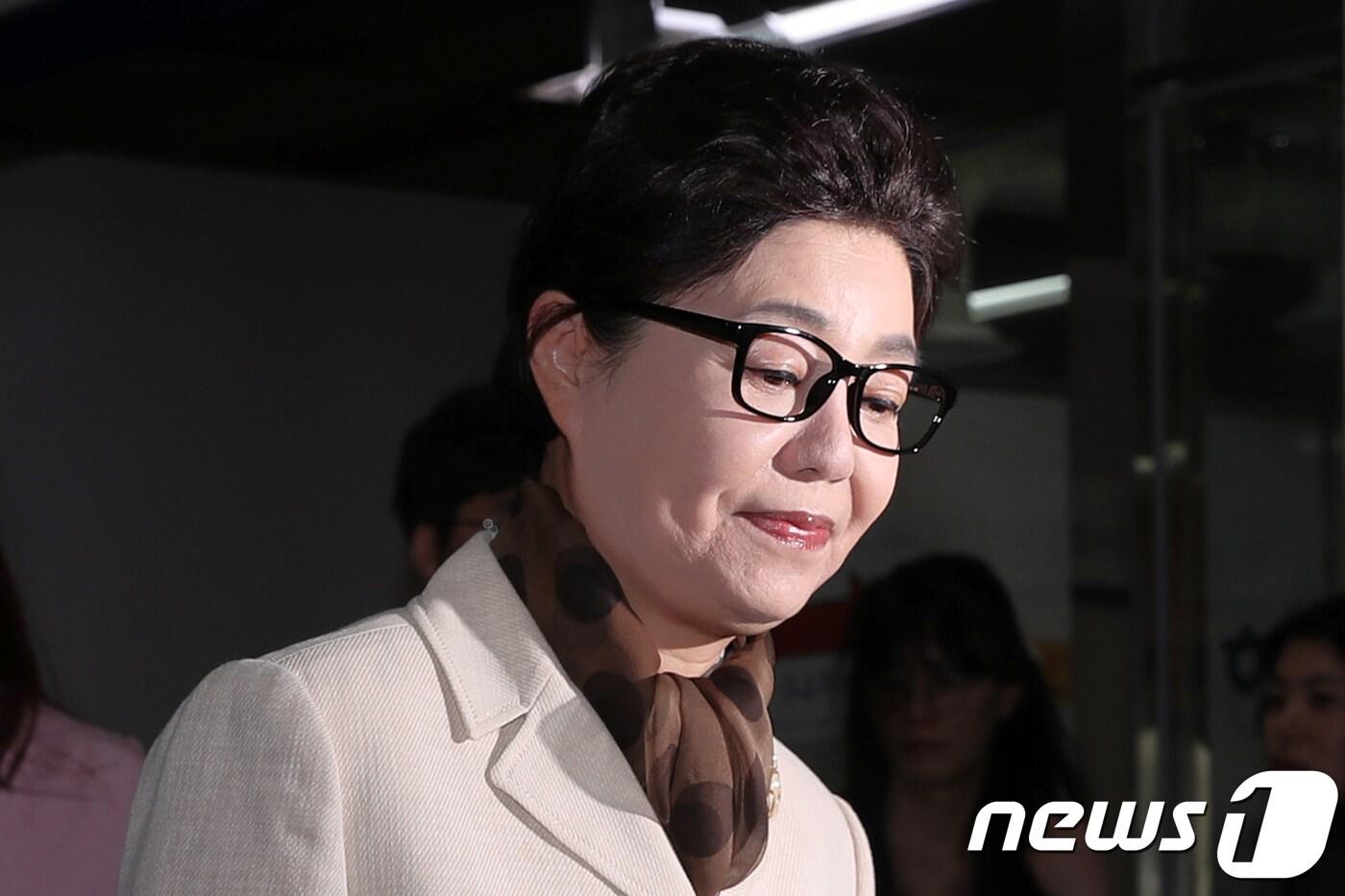 본문 이미지 - 박근령 전 육영재단 이사장이 4일 오후 서울 서초구 서울고등법원에서 열린 사기 혐의 항소심 3차 공판에 출석하고 있다.  2018.4.4/뉴스1 ⓒ News1 민경석 기자