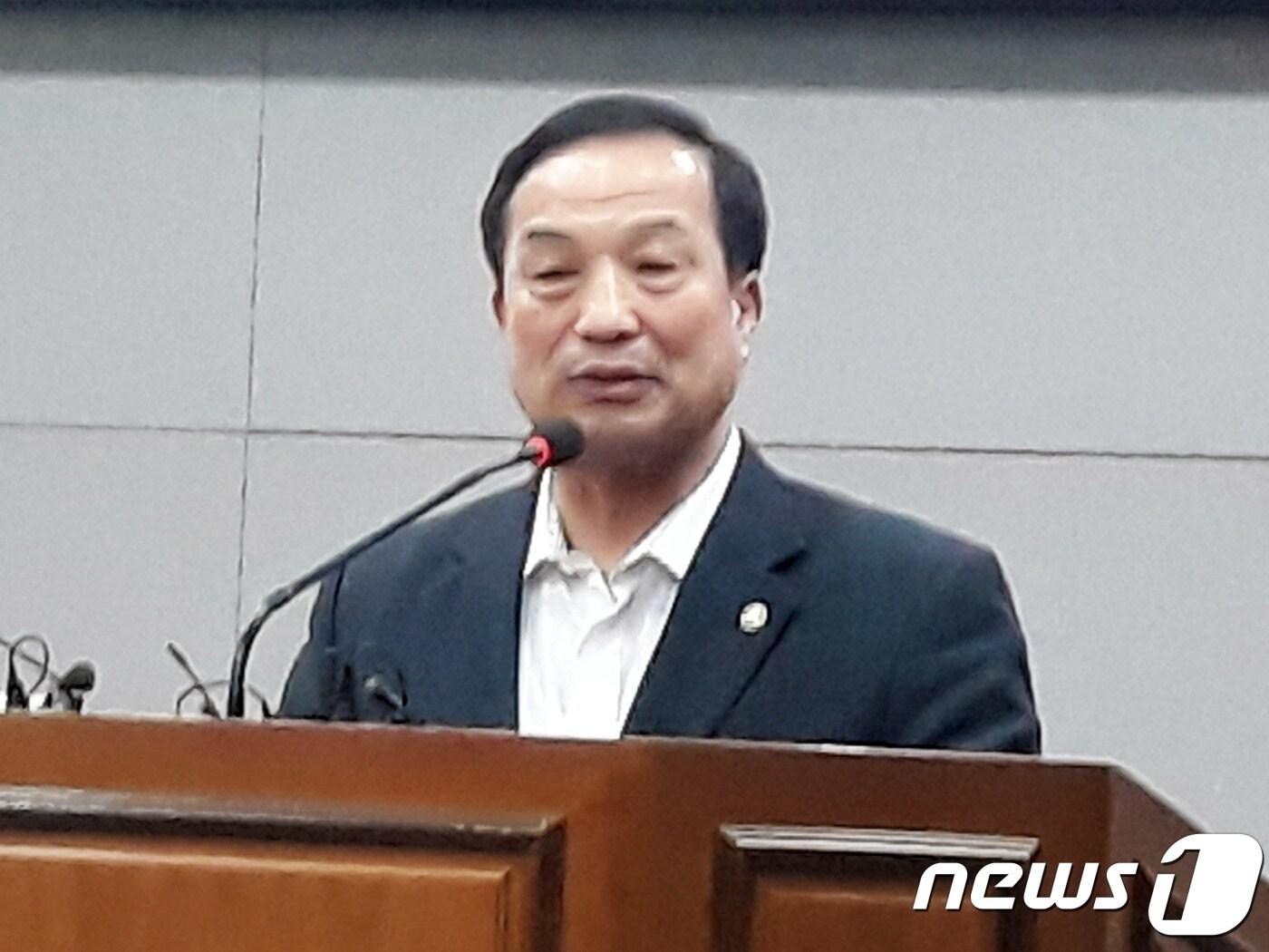 본문 이미지 - 김영만 충북 옥천군수가 4일 옥천군청에서 자유한국당 탈당 기자회견을 하고 있다.2018.04.04 ⓒ News1