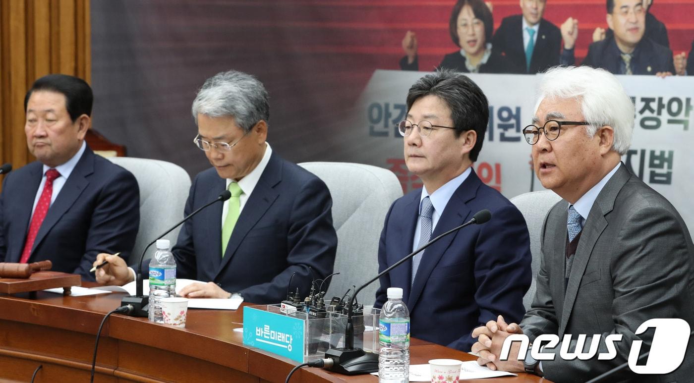 본문 이미지 - 목진휴 바른미래당 공천관리위원장이 지난 4월 5일 오전 서울 여의도 국회에서 열린 당 의원총회에 참석해 인사말을 하고 있다. 2018.4.5/뉴스1 ⓒ News1 박정호 기자