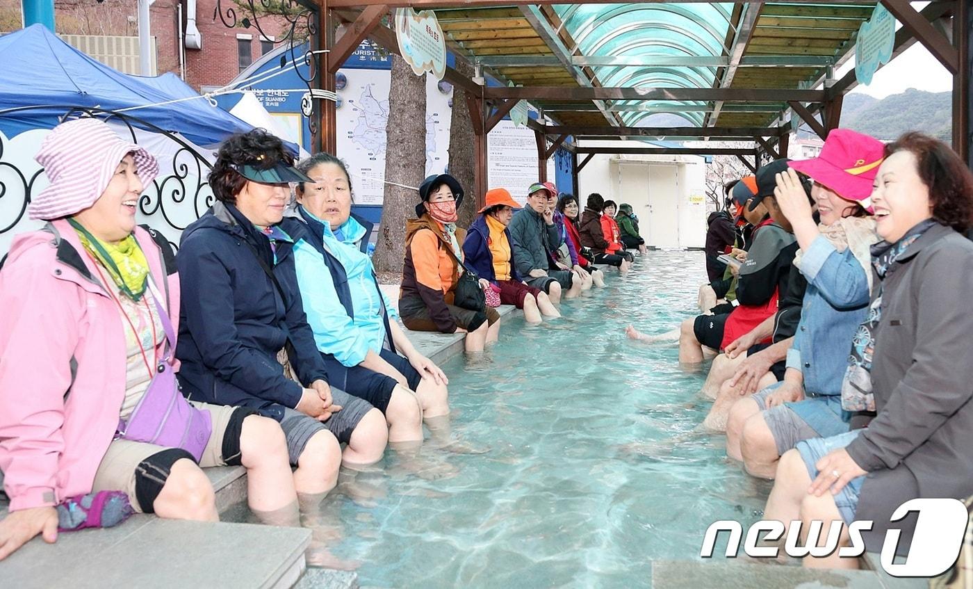 본문 이미지 - 지난해 열린 수안보온천제 족욕장.(충주시청 제공)ⓒ News1