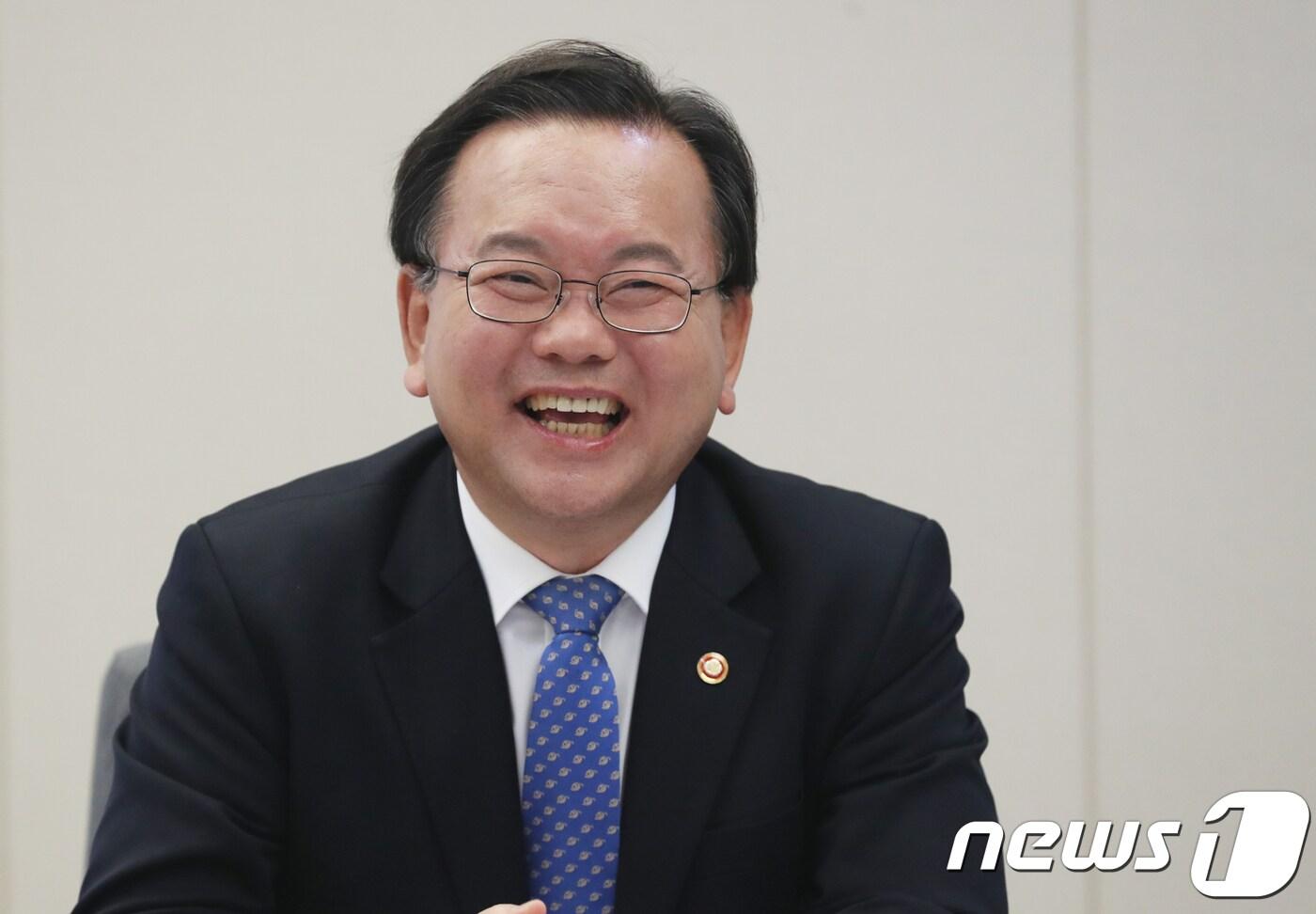 김부겸 행정안전부 장관이 5일 서울 종로구 세종로 정부서울청사 장관 집무실에서 뉴스1과 인터뷰를 하고 있다. 2018.4.5/뉴스1 ⓒ News1 송원영 기자