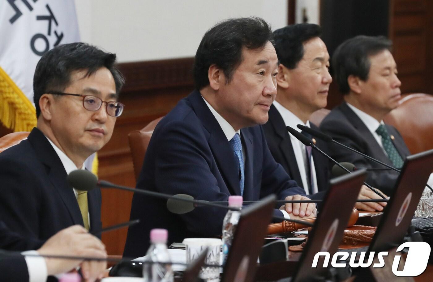 이낙연 국무총리가 5일 서울 종로구 세종로 정부서울청사에서 열린 임시국무회의에서 모두 발언을 하고 있다. 정부는 이날 열린 회의에서 청년 일자리 확대 등을 위한 4조원 내외의 추가경정예산안을 심의·의결한다(뉴스1DB)