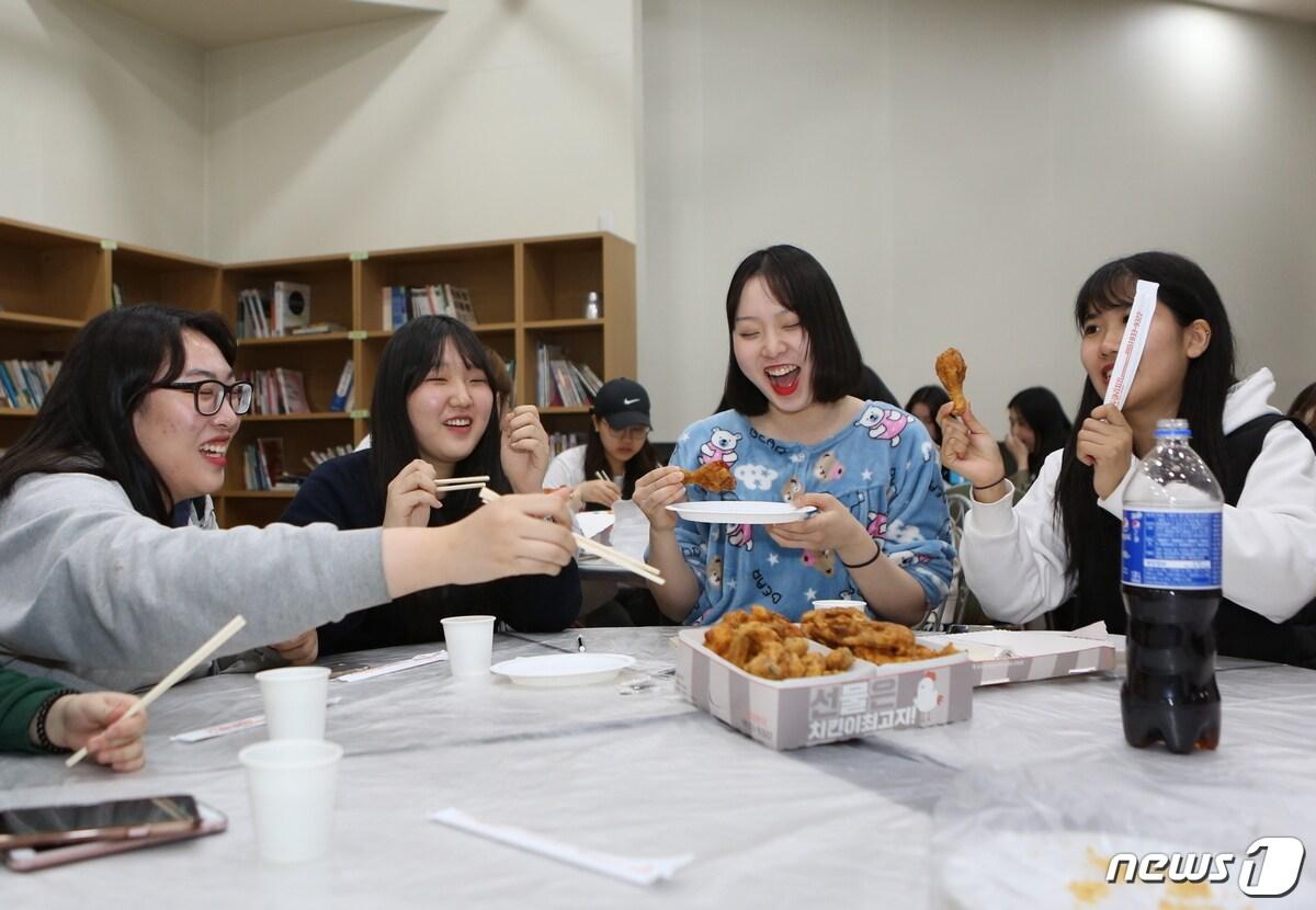 본문 이미지 - 충청대학교가 기숙사 학생을 대상으로 행동평가와 함께 치킨 간담회를 진행했다.(충청대학교 제공)2018.4.5/뉴스1ⓒ News1 엄기찬 기자