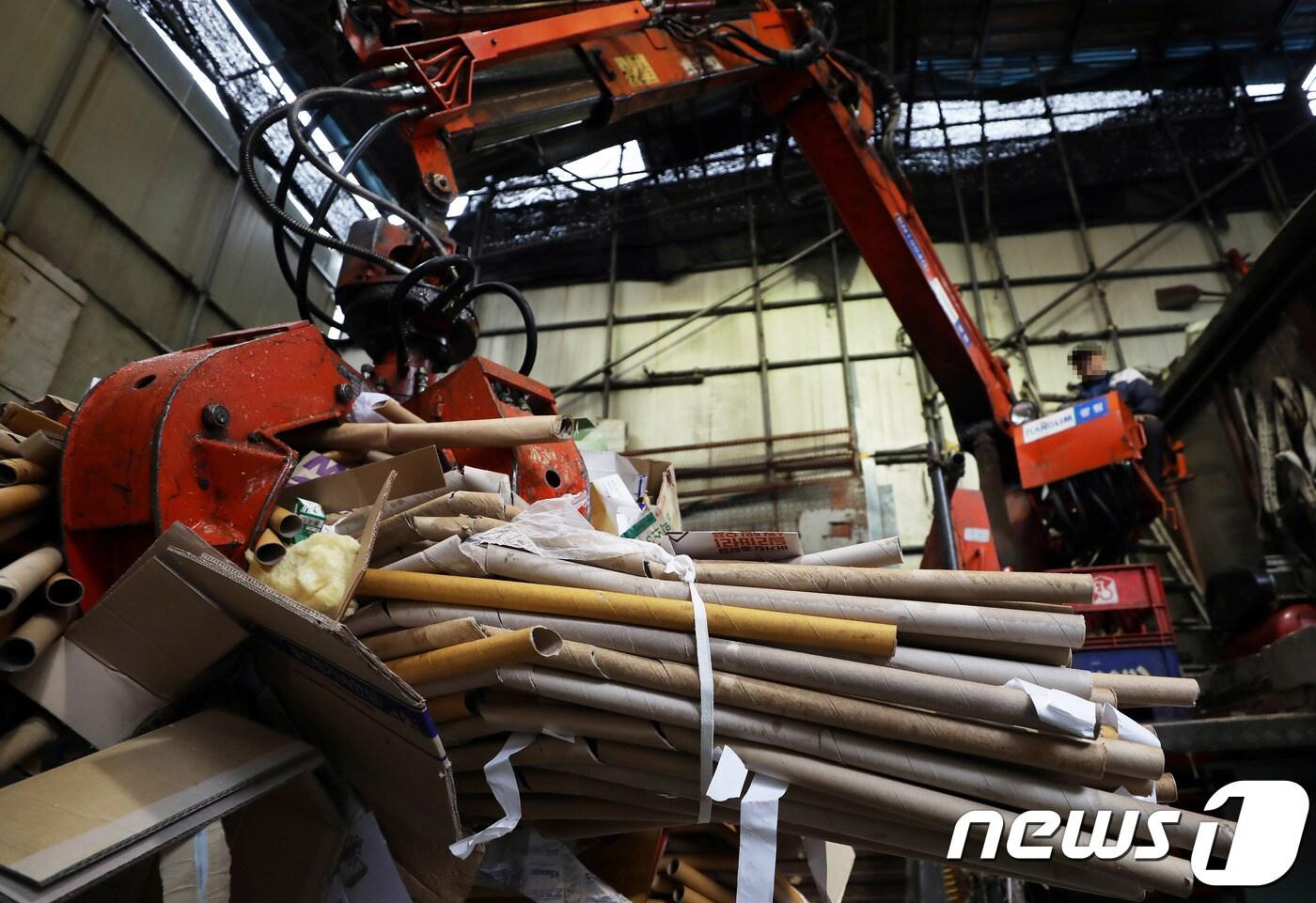 서울 시내의 한 고물상에서 한 관계자가 폐지를 옮기고 있다.  ⓒ News1 이재명 기자