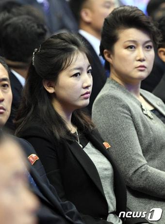 본문 이미지 - 지난 2018년 3월31일 북한 평양에서 열린 '남북 평화협력 기원 남측 예술단 평양공연'에서 북한 여성들이 공연을 관람하고 있다. /뉴스1 ⓒ News1 평양공연 사진공동취재단