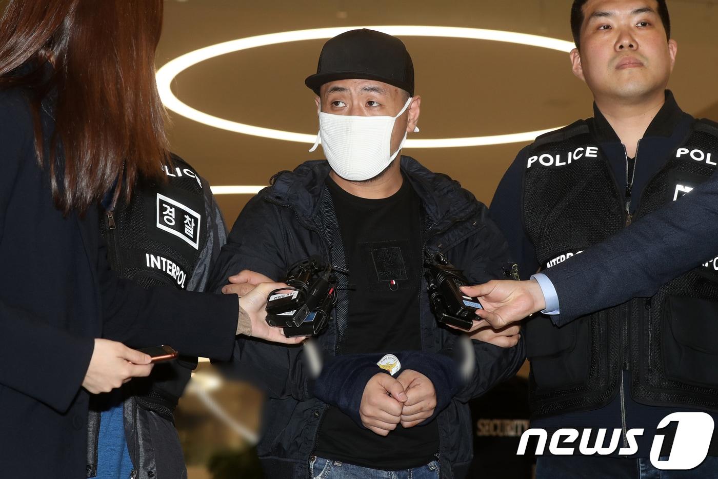 태국 파타야에서 불법 도박 사이트를 운영하다가 컴퓨터 프로그래머를 구타해 살해한 혐의를 받고 있는 김모씨(35)가 지난 015년 인천국제공항을 통해 송환되고 있다. ⓒ News1 민경석 기자