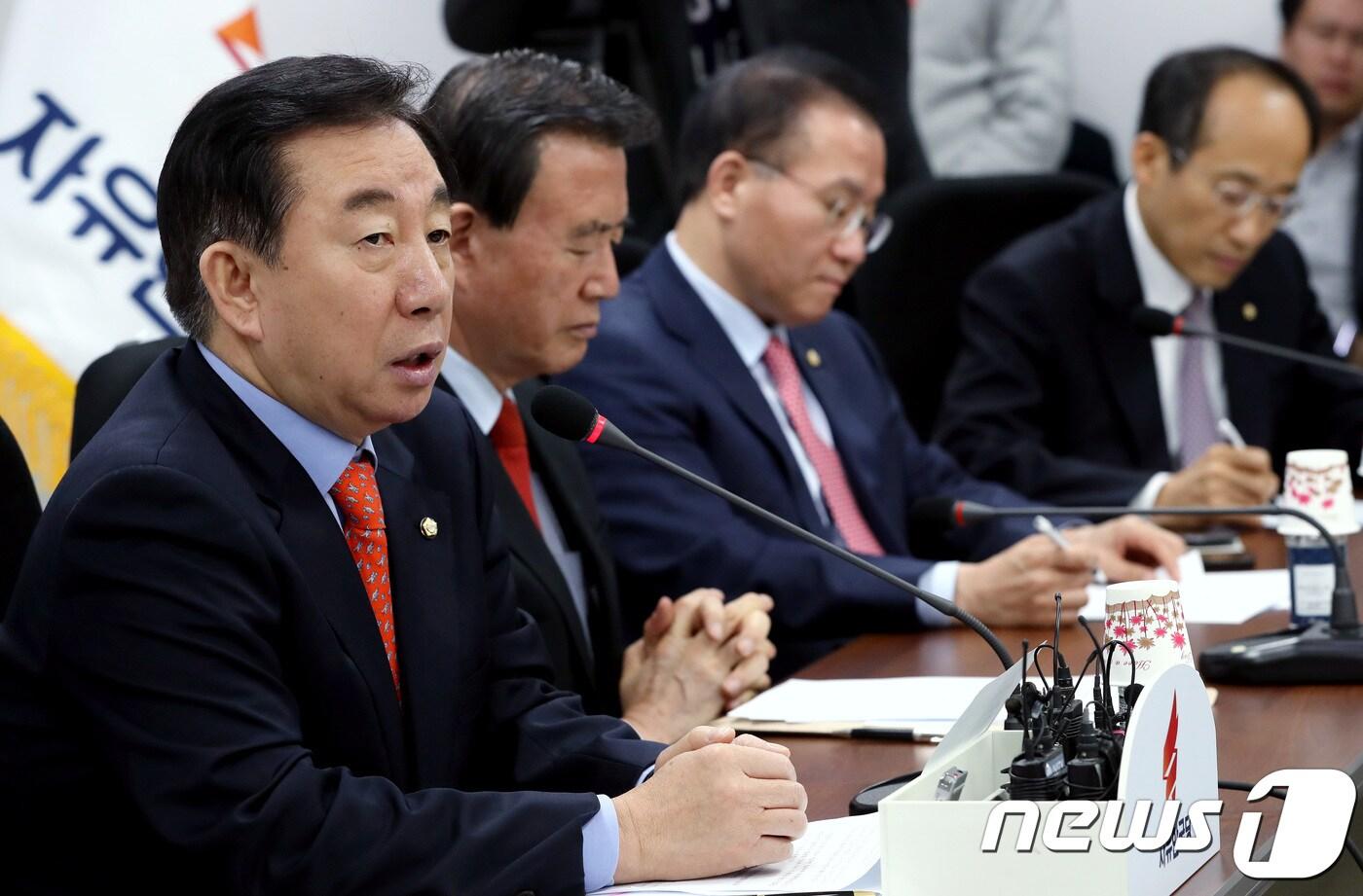 본문 이미지 - 김성태 자유한국당 원내대표가 6일 오전 서울 여의도 국회 정책위회의실에서 열린 원내대책회의에서 모두발언을 하고 있다. 2018.4.6/뉴스1 ⓒ News1 박정호 기자