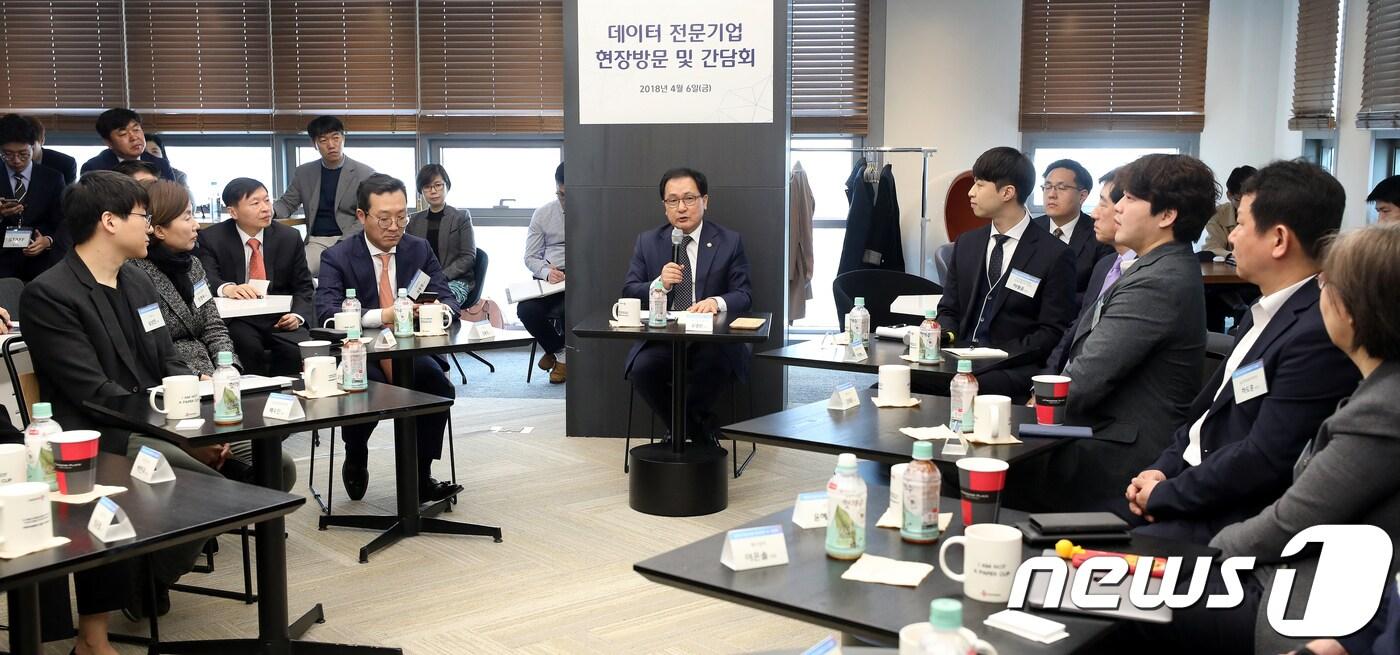 유영민 과학기술정보통신부 장관이 6일 오전 서울 용산구 CJ올리브네트웍스에서 열린 데이터 전문기업 현장방문 간담회에서 모두발언을 하고 있다. 2018.4.6/뉴스1 ⓒ News1 박지혜 기자