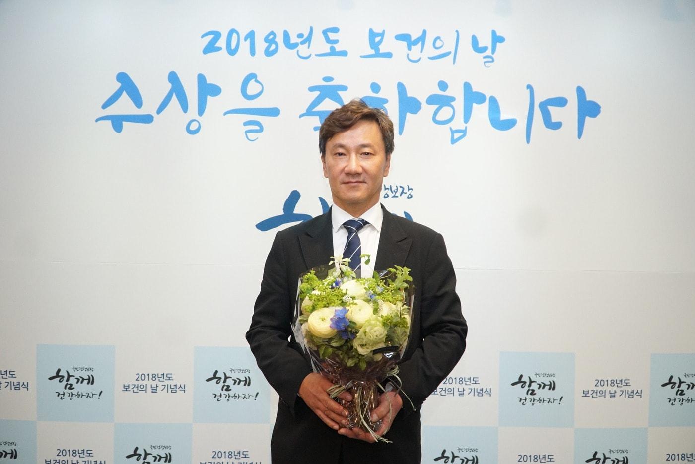 본문 이미지 - 김경식 베스티안재단 이사장이 6일 서울 상공회의소에서 열린 보건의날 행사에서 국민훈장 목련장을 받았다.ⓒ News1