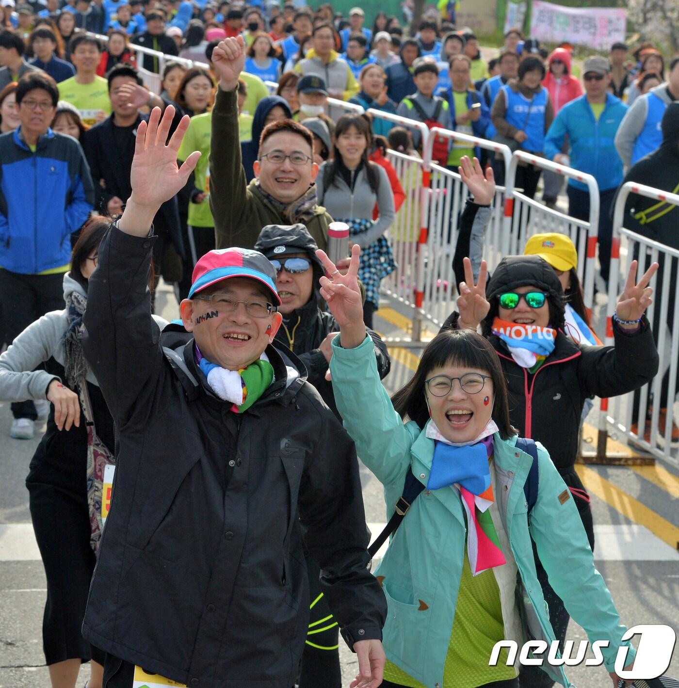 본문 이미지 - 경주벚꽃마라톤대회에 5km건강걷기 종목에 출전한 대만 관광객들이 카메라를 보고 손을 흔들고 있다.ⓒ News1 최창호 기자