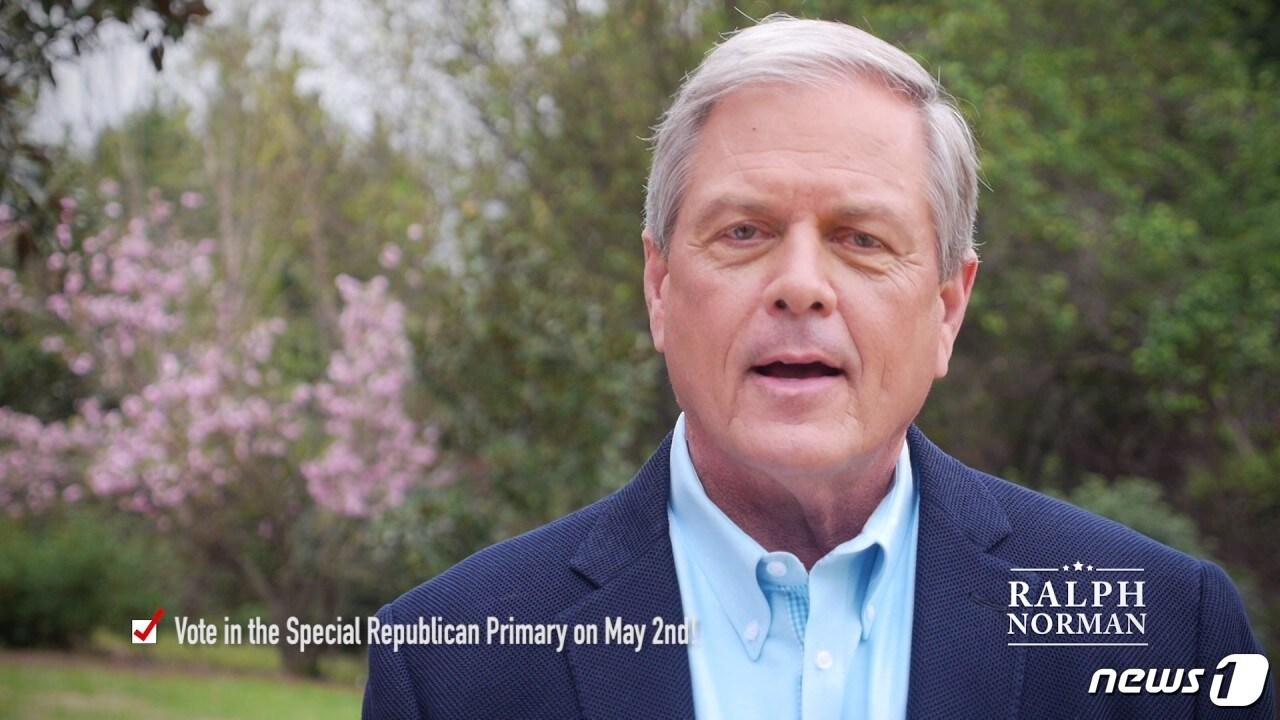 본문 이미지 - 지역구민들과 만남에서 장전된 권총을 꺼내든 랄프 노먼&#40;사우스캐롤라이나&#41; 미국 하원의원. ⓒ News1