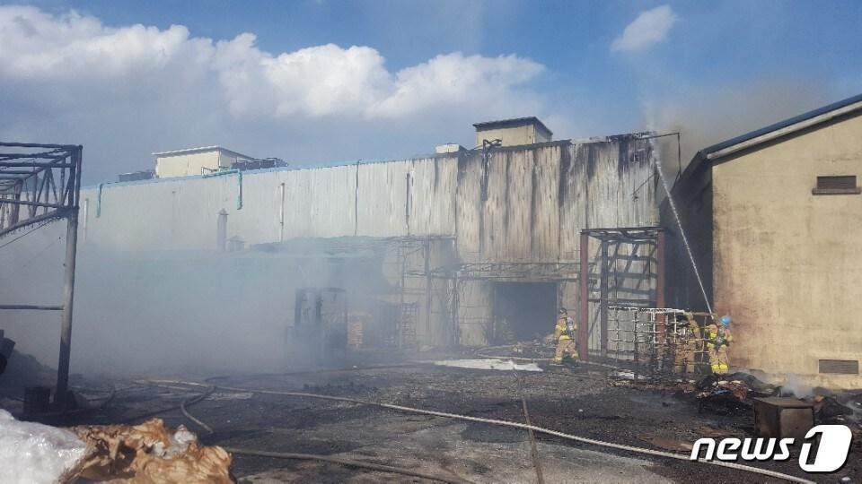 본문 이미지 - 7일 오후 경남 창원 마산합포구 진전면에 있는 식품가공회사에서 화재가 발생했다. 사진은 소방대원들이 화재를 진압하고 있는 모습.(창원소방본부 제공)ⓒ News1