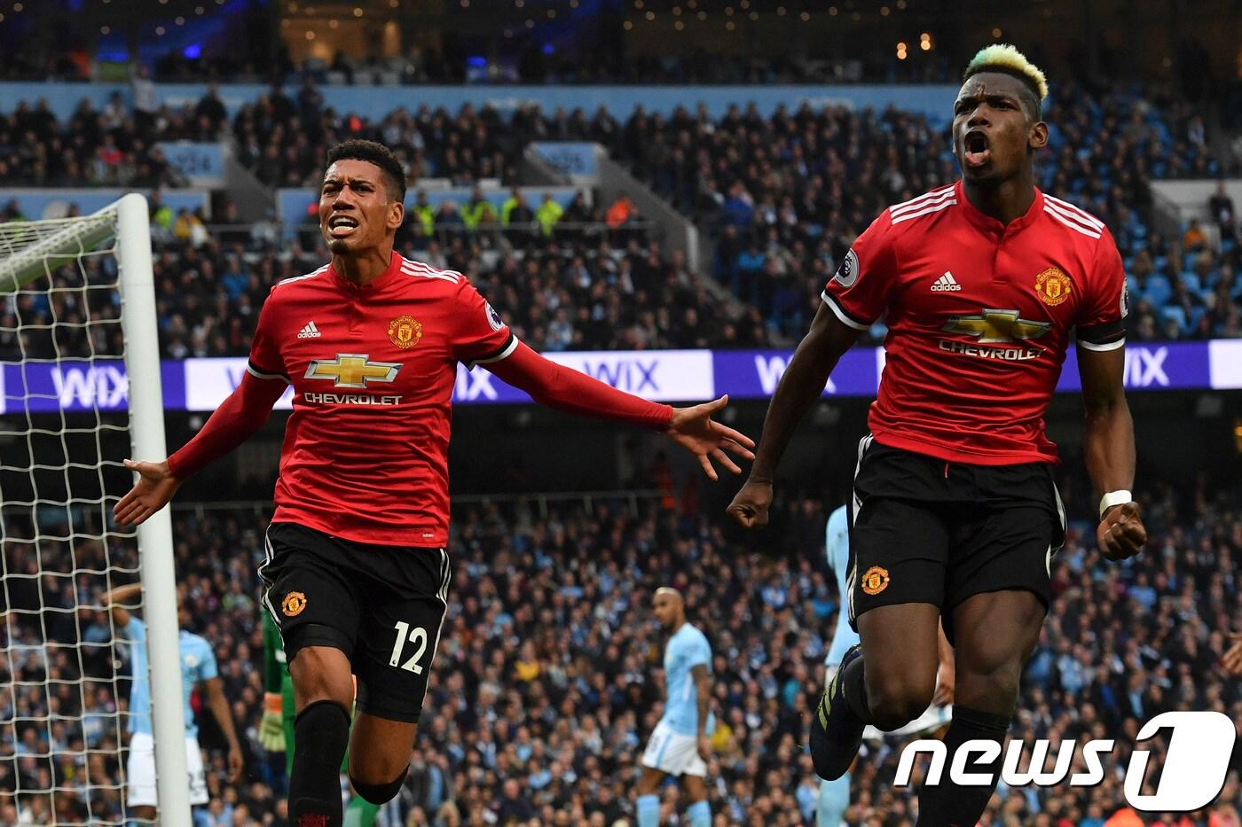 맨체스터 유나이티드의 크리스 스몰링(왼쪽)이 8일(한국시간) 영국 맨체스터의 에티하드 스타디움에서 열린 맨체스터 시티와의 2017-18 잉글랜드 프리미어리그 33라운드에서 결승골을 넣은 후 폴 포그바와 함께 기뻐하고 있다. ⓒAFP=News1