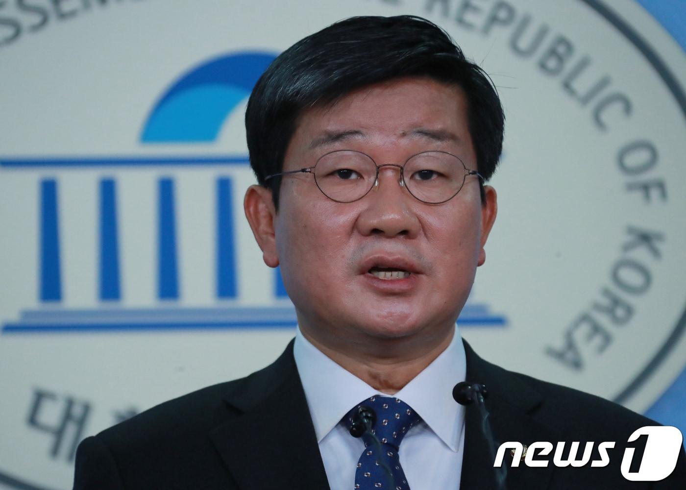 본문 이미지 - 6·13 지방선거 경기도지사 출마를 선언한 더불어민주당 전해철 예비후보가 8일 서울 여의도 국회 정론관에서 ‘통일경제특구’ 관련 경기도 공약 발표를 하고 있다.      2018.4.8/뉴스1 ⓒ News1 이동원 기자