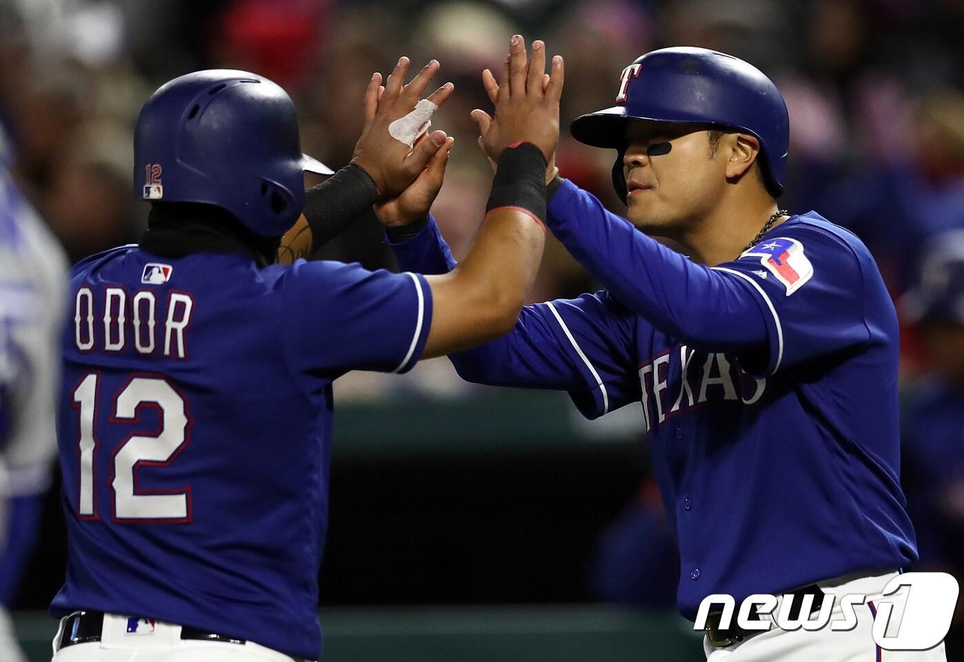 추신수(36·텍사스 레인저스)가 8일(한국시간) 미국 텍사스주 알링턴의 글로브라이프파크에서 열린 2018 메이저리그 토론토 블루제이스와의 경기에서 5회말 득점 후 동료 루그네드 오도어와 기뻐하고 있다. ⓒAFP=News1