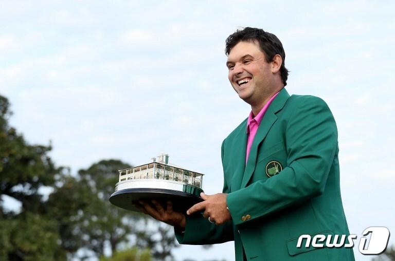 본문 이미지 - 9일(한국시간) 끝난 마스터스 토너먼트에서 우승한 패트릭 리드(미국)가 그린재킷을 입고 환하게 웃고 있다. ⓒ AFP=News1