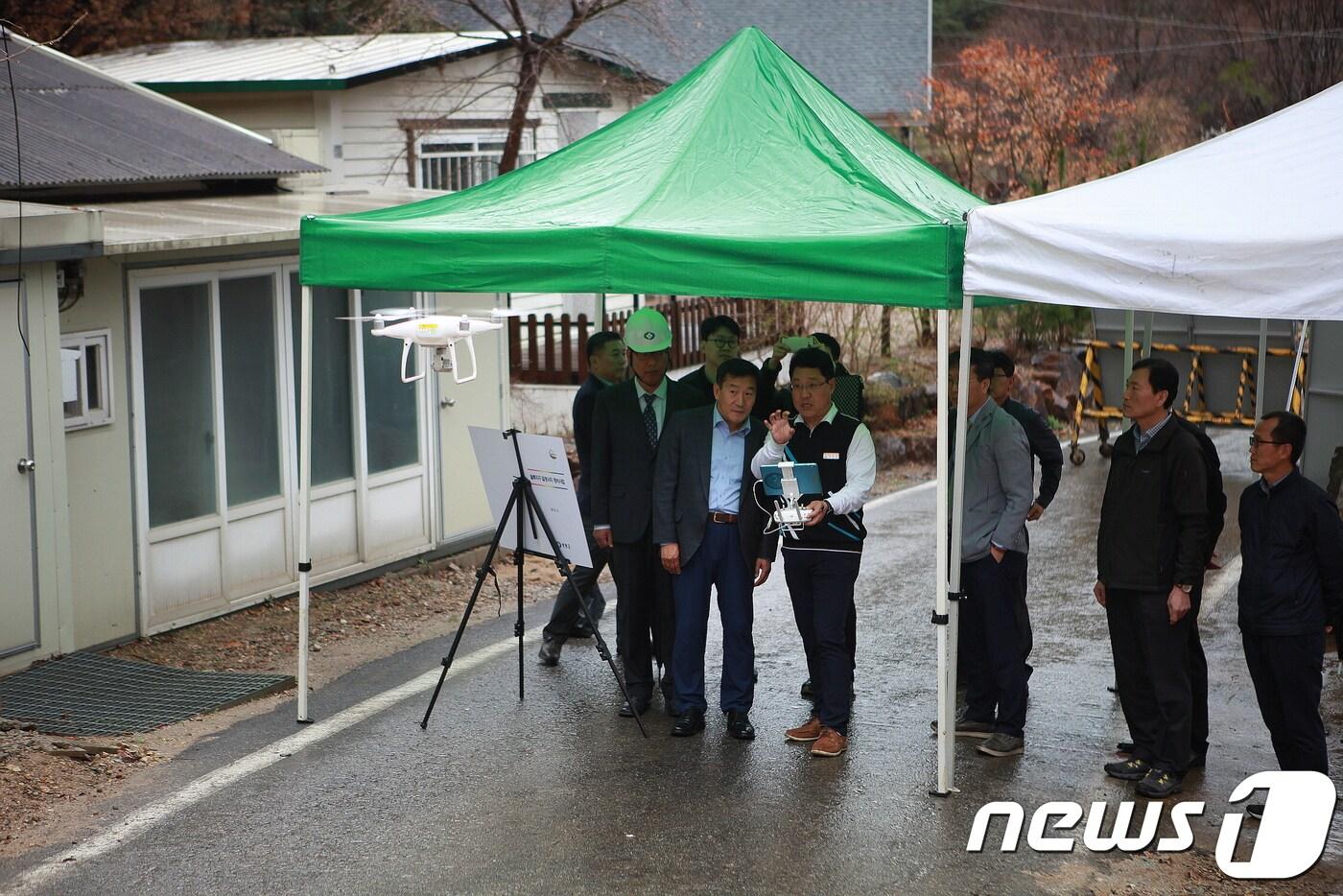 본문 이미지 - 지난 3일 충북 영동군 황간면 월류지구 급경사지 현장에서 군 공무원이 드론을 활용해 안전점검을 하고 있다.(영동군 제공).2018.04.09.ⓒ News1