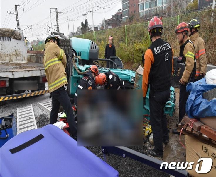 본문 이미지 - 9일 오전 서울 용산구 보광동에서 발생한 포크레인 전복사고 현장에서 구조대원들이 응급조치를 하고 있다(용산소방서 제공) ⓒ News1
