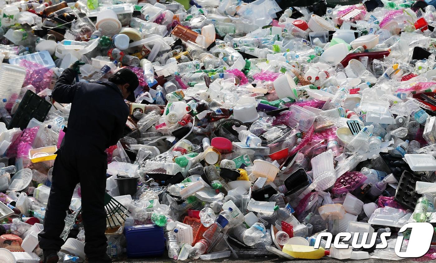본문 이미지 - 인천 부평구의 한 재활용품 수거업체에서 재활용 쓰레기 분류작업이 진행되고 있다. ⓒ News1 오대일 기자