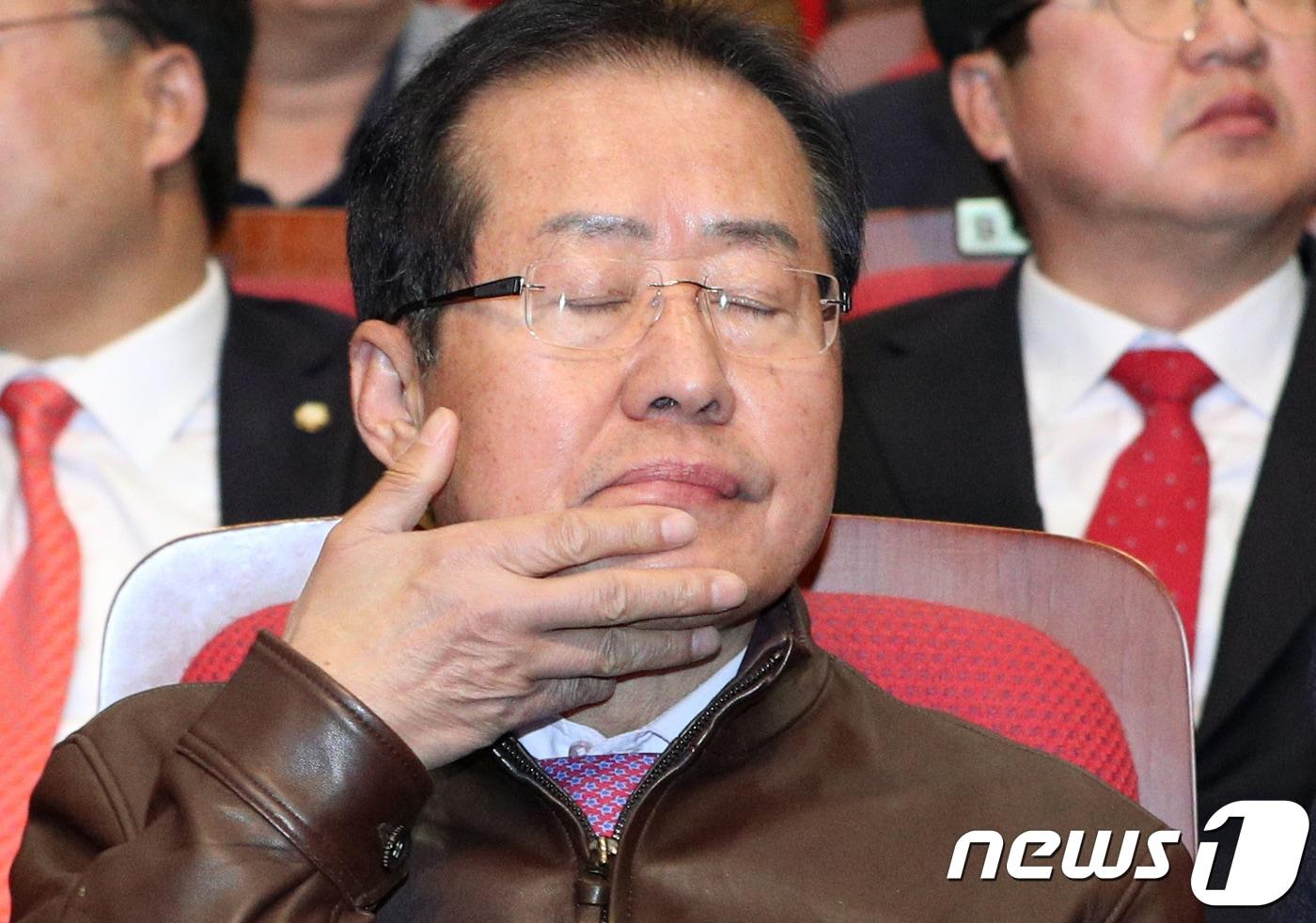 본문 이미지 - 2018년 4월 9일 당시 홍준표 자유한국당 대표가 서울 여의도 국회 의원회관에서 열린 소상공인 지원과 자립을 위한 국회대토론회에서 생각에 잠겨 있다. 2018.4.9/뉴스1 ⓒ News1 DB