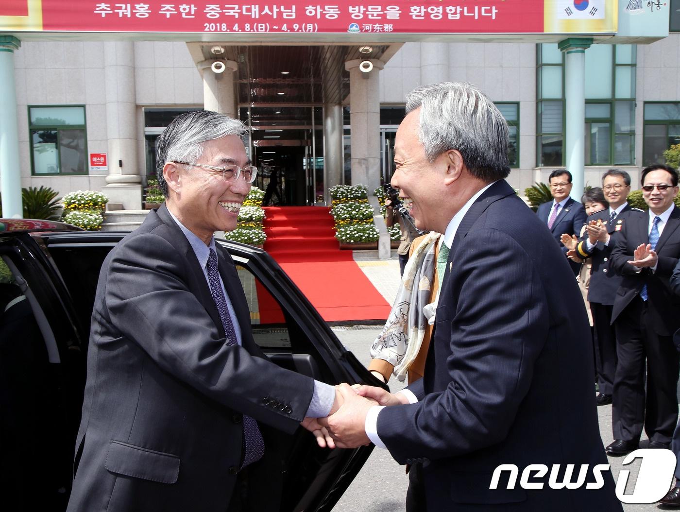 본문 이미지 - 윤상기 하동군수(사진 오른쪽)가 추궈홍(邱国洪) 주한 중국대사(사진 왼쪽)의 하동방문을 환영하며 악수를 나누고 있다.(하동군제공) ⓒ News1