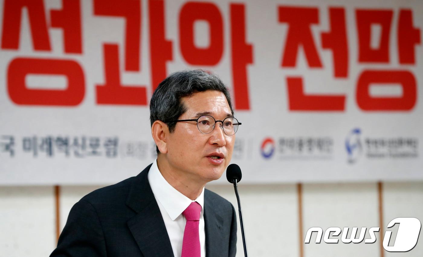 본문 이미지 - 김학용 자유한국당 의원이 1일 오전 서울 여의도 국회의원회관에서 열린 대한민국 미래혁신포럼 긴급 조찬좌담회 '제3차 남북정상회담의 성과와 전망'에서 인사말을 하고 있다. 2018.5.1/뉴스1 ⓒ News1 안은나 기자