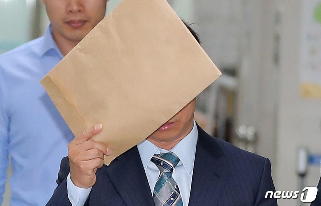 본문 이미지 - 채동욱 전 검찰총장의 개인정보를 국정원에 유출한 혐의를 받고 있는 임모 전 서초구청 과장이 1일 오전 영장실질심사를 받기 위해 서울 서초구 서울중앙지법에 출석하고 있다. 앞서 서울중앙지검 국정원 수사팀은 2013년 당시 서초구청 감사담당관이던 임씨에 대해 개인정보보호법, 가족관계등록법 위반, 위증 혐의로 구속영장을 청구했다. 2018.5.1/뉴스1 ⓒ News1 구윤성 기자