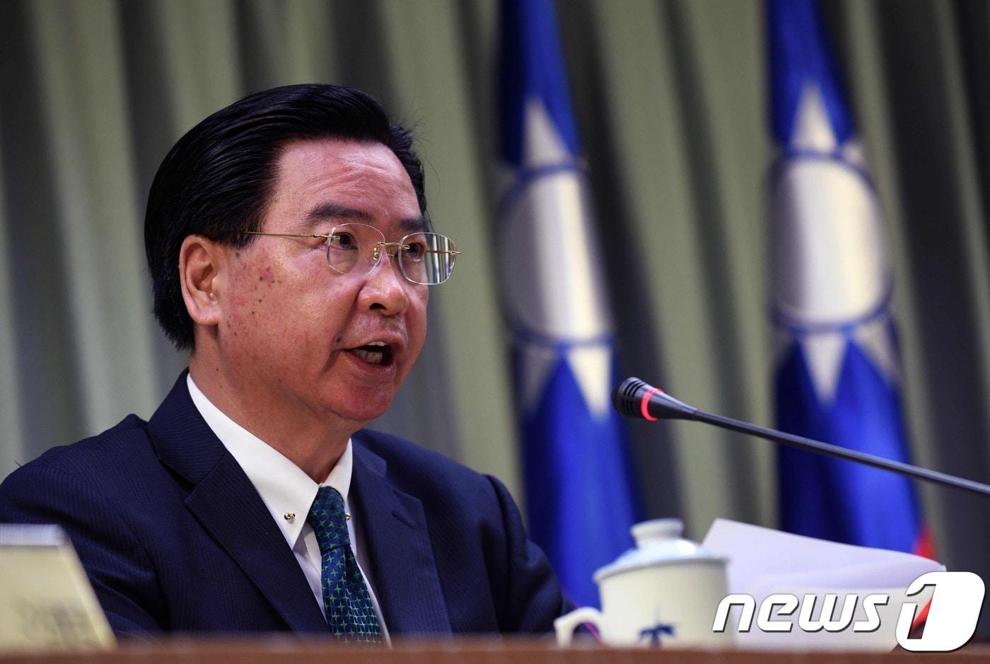 본문 이미지 - 우자오셰 대만 외교부장이 1일(현지시각) 타이페이 기자회견에서 중국과 도미니카 공화국의 국교수립을 “굉장히 유감” 이라고 말하고 있다. 도미니카 공화국은 이날 중국과 수교하면서 그동안 국교를 맺고있던 대만과는 단교를 선언했다. ⓒ AFP=뉴스1 ⓒ News1 우동명 기자