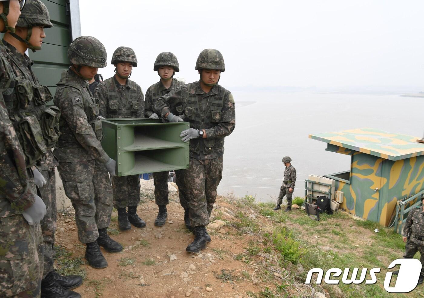 본문 이미지 - 서부전선 백마부대 소초 장병들이 지난 2018년 5월1일 경기도 파주시 민간인 통제구역내 설치되어 있는 고정형 대북 확성기를 철거하고 있다. /뉴스1 ⓒ News1 사진공동취재단