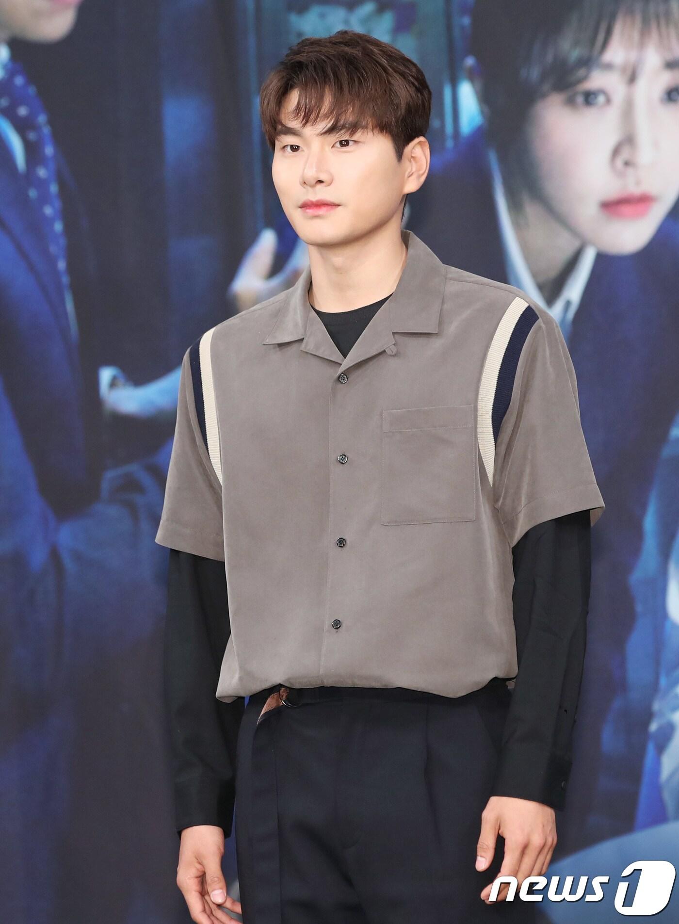 본문 이미지 - 배우 이이경이 10일 오후 서울 상암 MBC에서 열린 새 월화드라마 ‘검법남녀’(연출 노도철) 제작발표회에 참석해 포즈를 취하고 있다.   ‘검법남녀’는 완벽주의에 까칠한 성격을 가진 법의학자 백범(정재영 분)과 발랄함과 따뜻함, 허당기를 갖춘 신참 검사 은솔(정유미 분)의 아주 특별한 공조 수사를 다룬 작품이다. 2018.5.10./뉴스1 ⓒ News1 권현진 기자