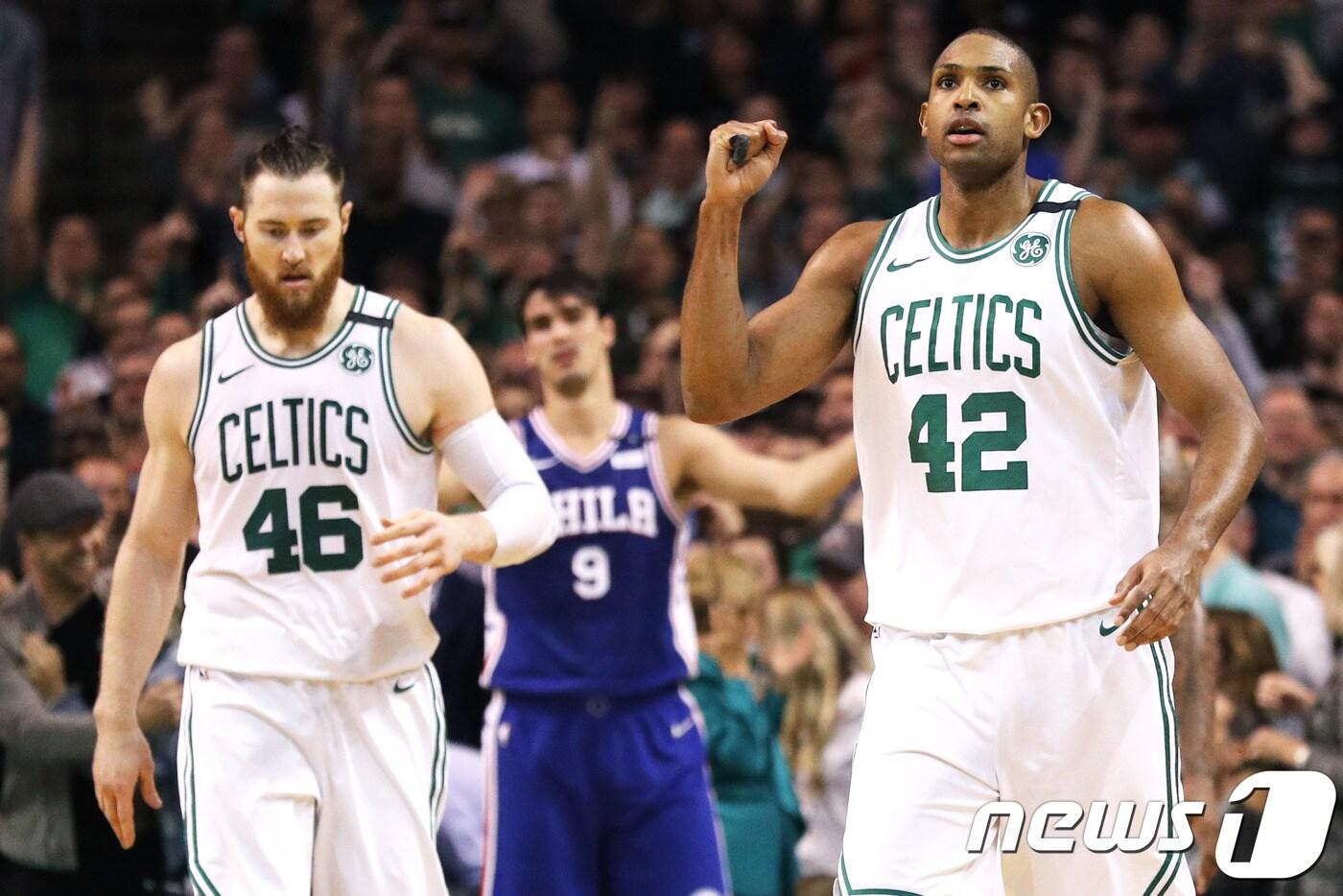 본문 이미지 - 보스턴 셀틱스가 10일(한국시간) 미국 매사추세츠주 보스턴의 TD가든에서 열린 2017-18 NBA 플레이오프 2라운드 5차전에서 필라델피아 세븐티식서스를 114-112로 꺾고 동부 콘퍼런스 파이널에 진출했다.ⓒ AFP=News1