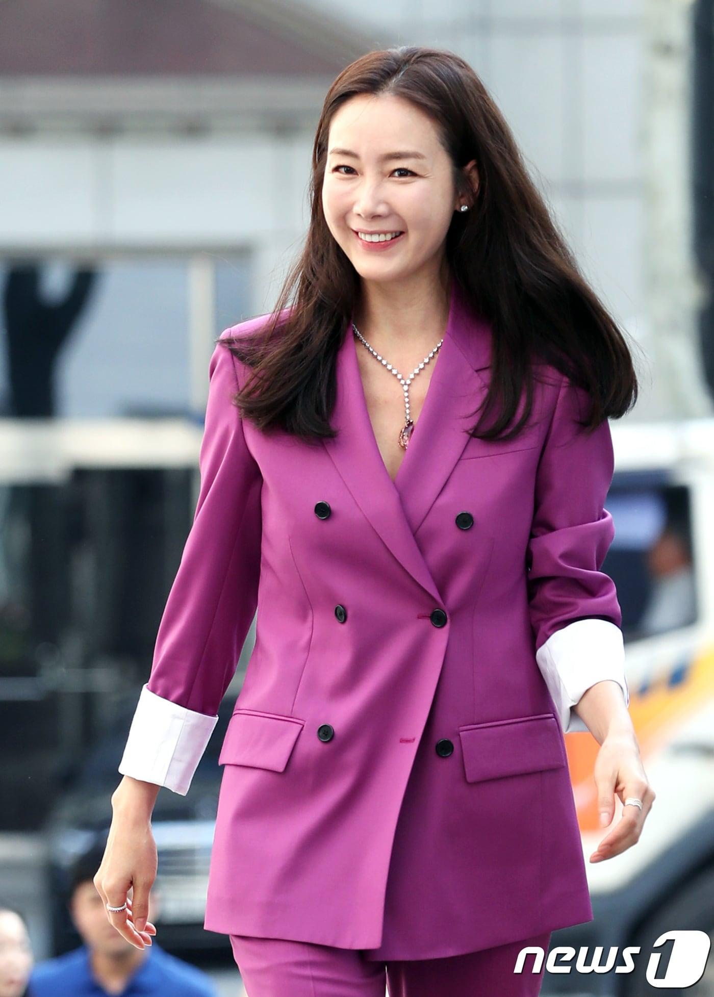 본문 이미지 - 배우 최지우가 10일 오후 서울 골든듀 청담 플래그십 스토어에서 열린 국내 파인주얼리 브랜드 골든듀(Goldendew) 포토 행사에 참석하고 있다.  2018.5.10./뉴스1 ⓒ News1 권현진 기자