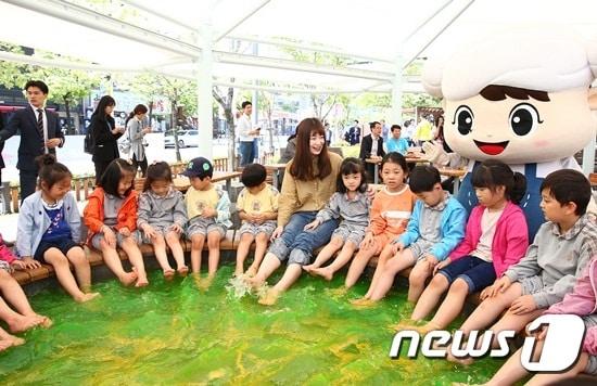 본문 이미지 - 유성온천축제 개막을 하루 앞둔 10일 온천족욕체험장에서 어린이들이 물장구를 치고 있다.ⓒ News1