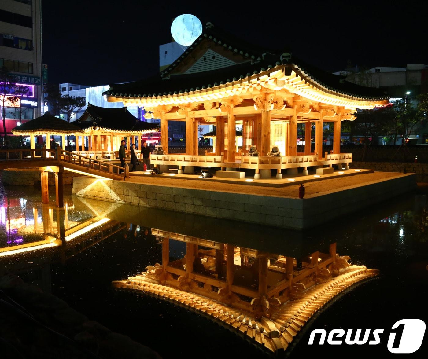 본문 이미지 - 원주 강원감영 위에 뜬 달. &#40;사진은 기사 내용과 무관함&#41; / 뉴스1 ⓒ News1