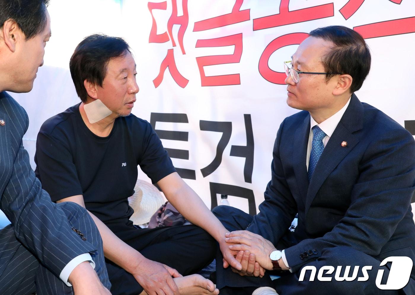 본문 이미지 - 홍영표 더불어민주당 신임 원내대표가 11일 서울 여의도 국회 본청 앞에서 드루킹 댓글 조작 사건 특검을 요구하며 9일째 단식 농성을 이어가고 있는 김성태 자유한국당 원내대표를 찾아 대화하고 있다. 2018.5.11/뉴스1 ⓒ News1 안은나 기자