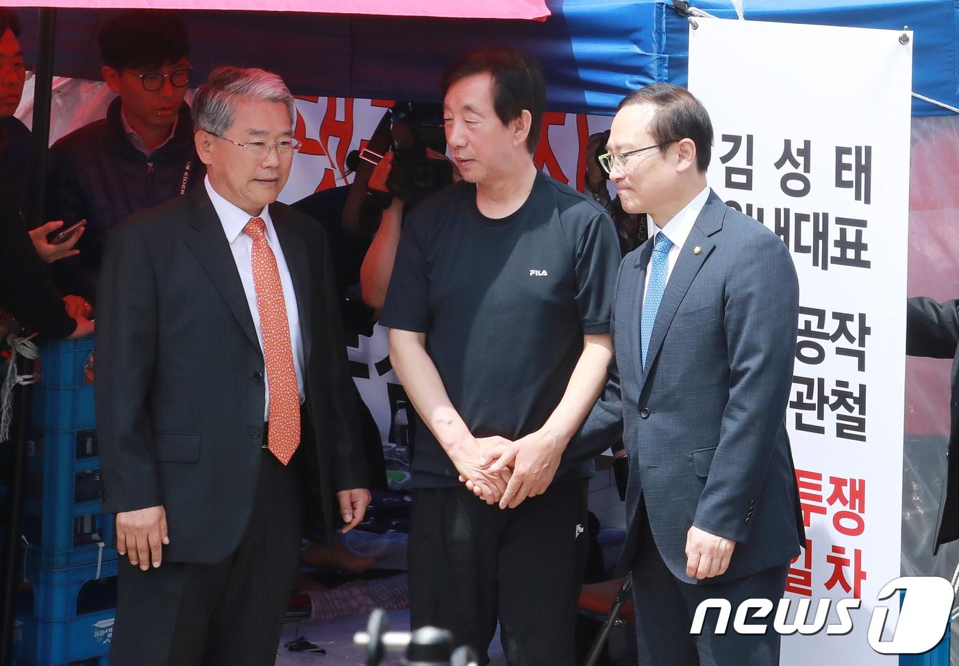 본문 이미지 - 새 원내대표로 선출된 홍영표 더불어민주당 원내대표가 11일 서울 여의도 국회 앞 단식 9일째를 이어가고 있는 김성태 자유한국당 원내대표의 단식 농성장을 찾아 김 원내대표를 만나고 있다. 왼쪽은 마침 농성장을 방문한 김동철 바른미래당 원내대표. 2018.5.11/뉴스1 ⓒ News1 이동원 기자