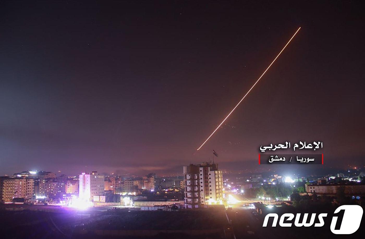 2018년 5월 10일(현지시간) 이스라엘 군 미사일이 시리아 수도 다마스쿠스의 방공시설 등 군 기지를 향해 불빛을 발하며 날아가는 있는 모습이 보인다. ⓒ AFP=뉴스1 ⓒ News1 우동명 기자